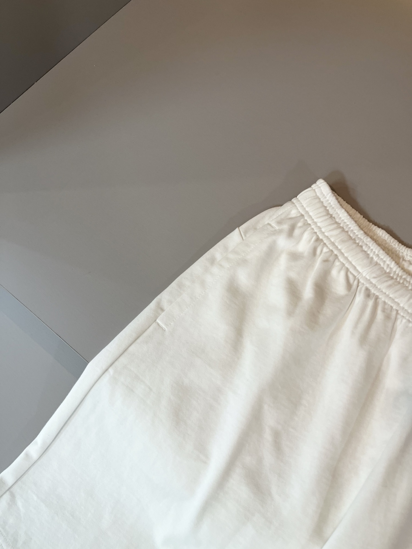  LouisVuitt*路易*登 2025春夏全新系列单品上线，非常时髦前卫的一款男女同款休闲套装，标识