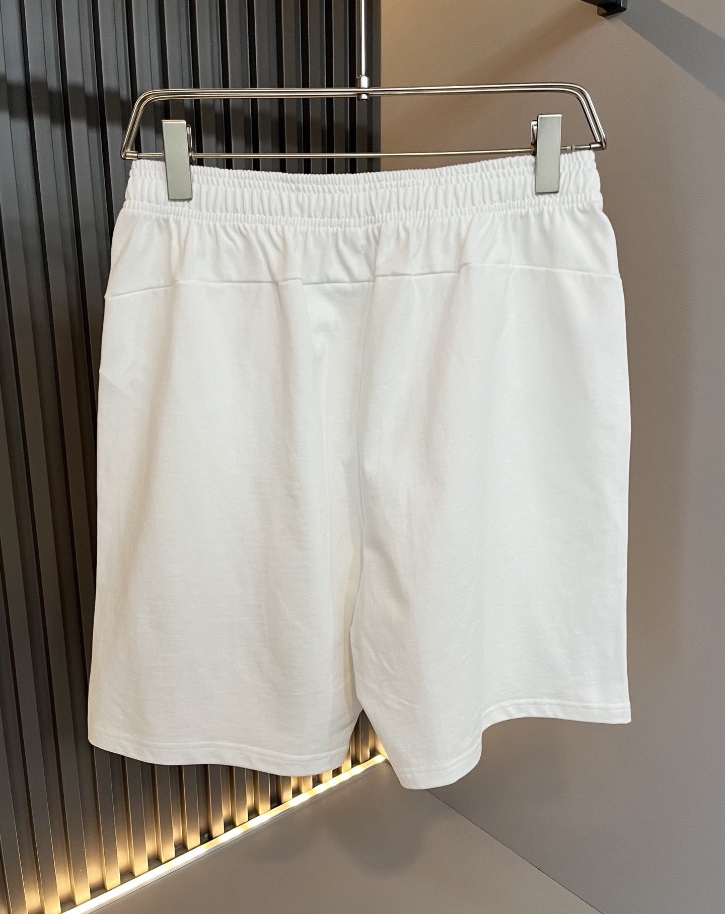  LouisVuitt*路易*登 2025春夏全新系列单品上线，非常时髦前卫的一款男女同款休闲套装，标识