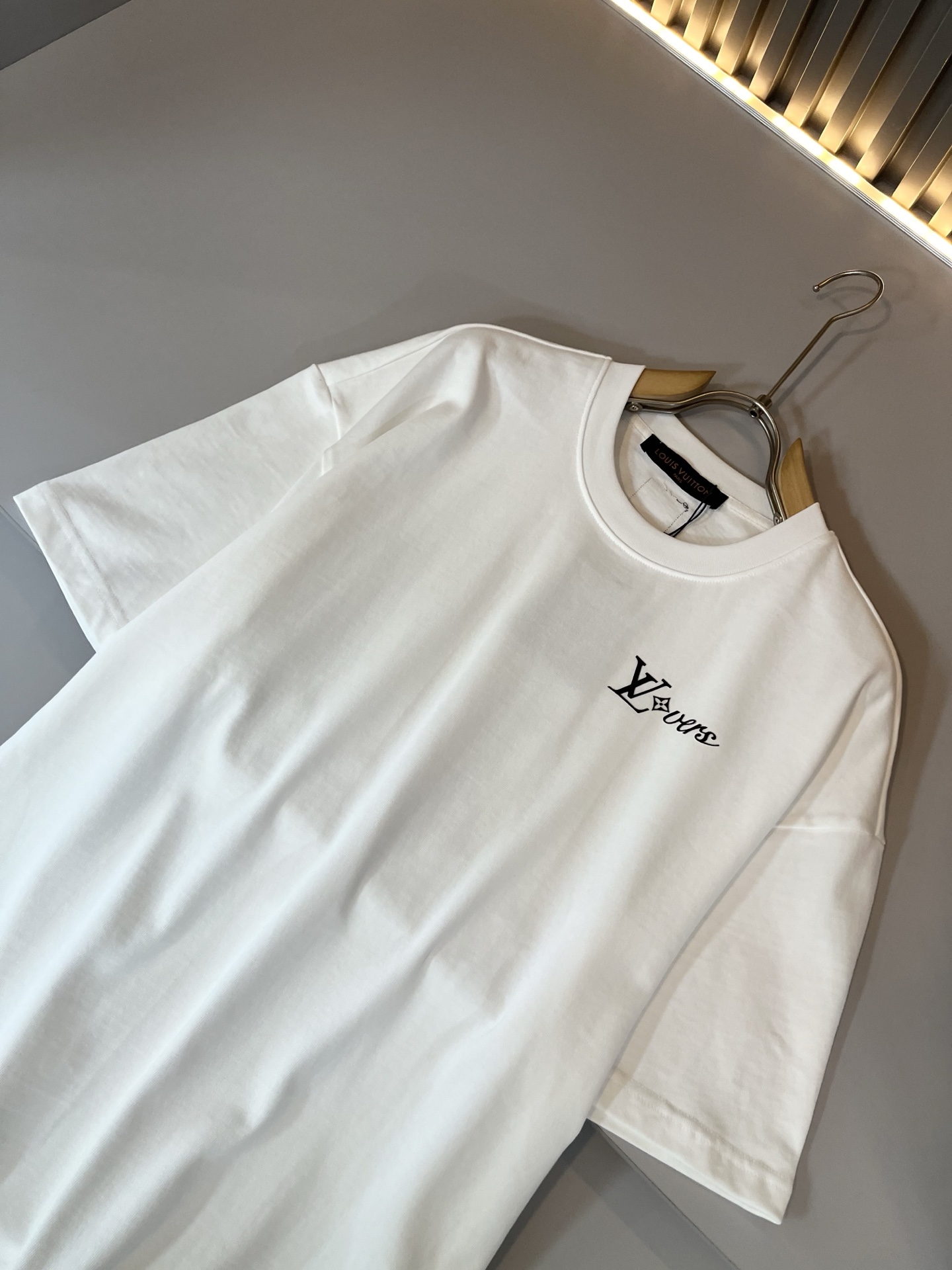  LouisVuitt*路易*登 2025春夏全新系列单品上线，非常时髦前卫的一款男女同款休闲套装，标识