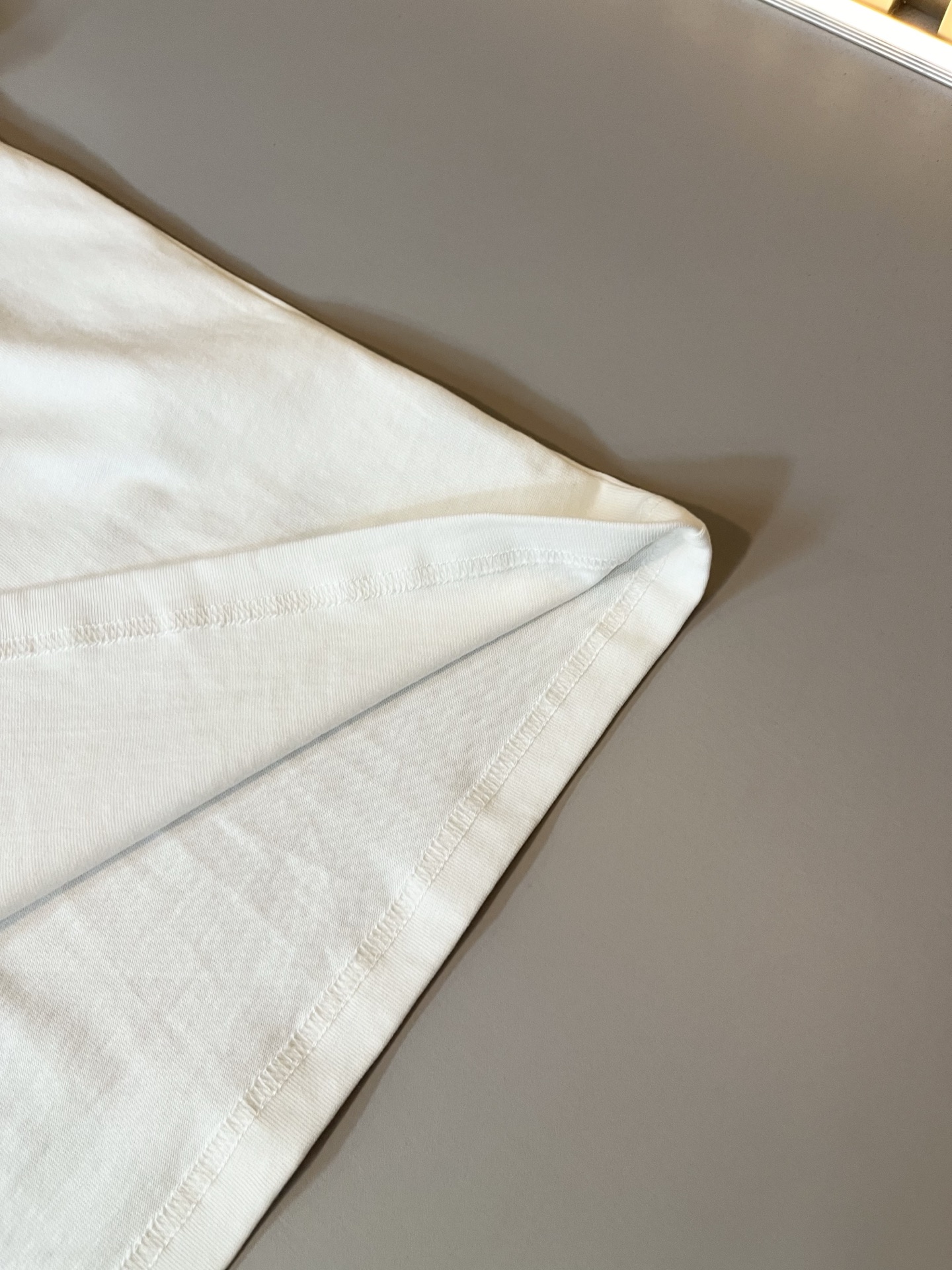  LouisVuitt*路易*登 2025春夏全新系列单品上线，非常时髦前卫的一款男女同款休闲套装，标识