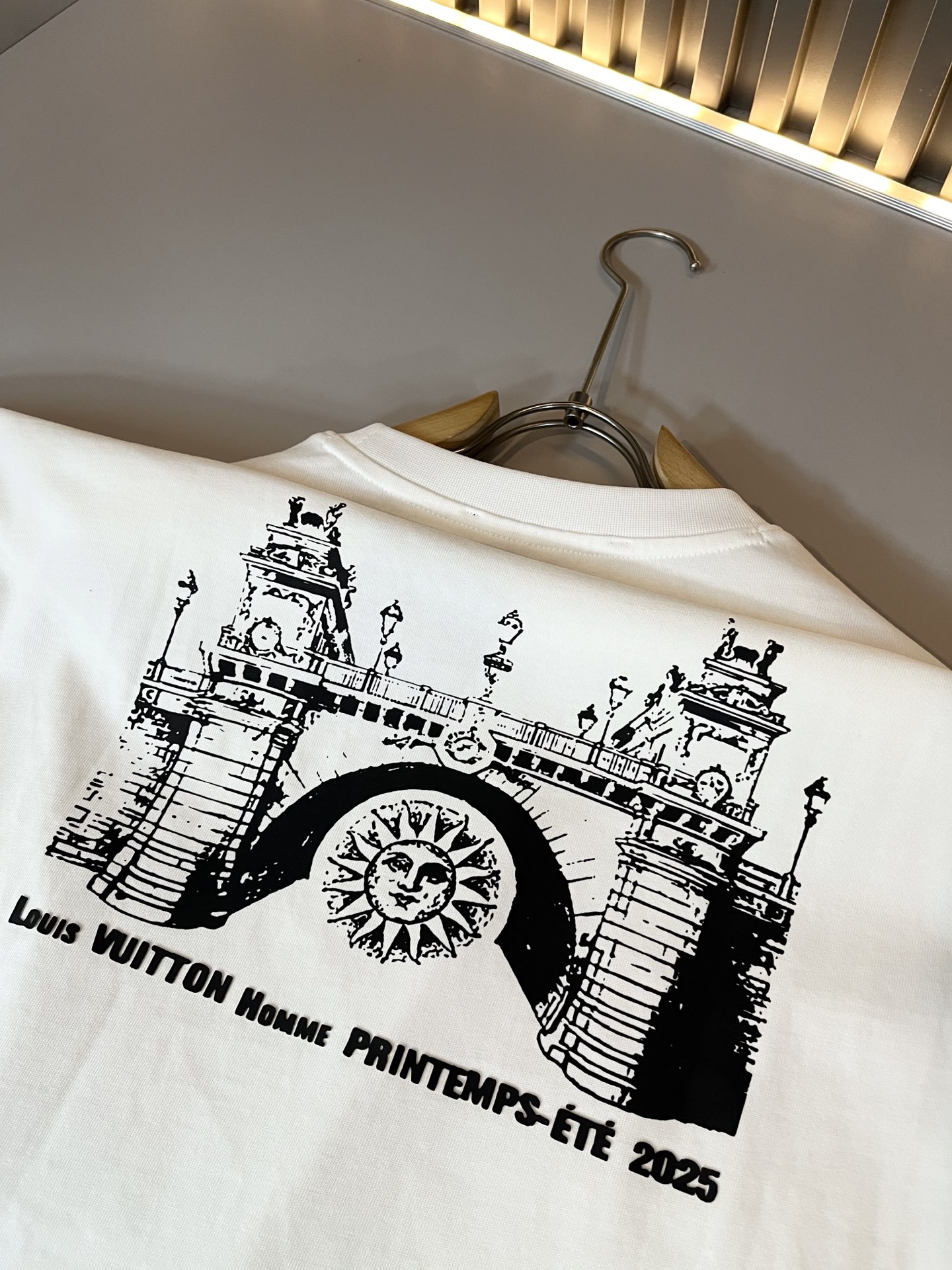  LouisVuitt*路易*登 2025春夏全新系列单品上线，非常时髦前卫的一款男女同款休闲套装，标识