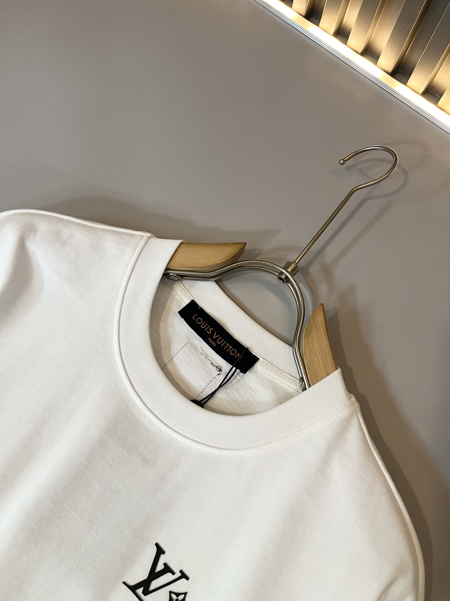  LouisVuitt*路易*登 2025春夏全新系列单品上线，非常时髦前卫的一款男女同款休闲套装，标识