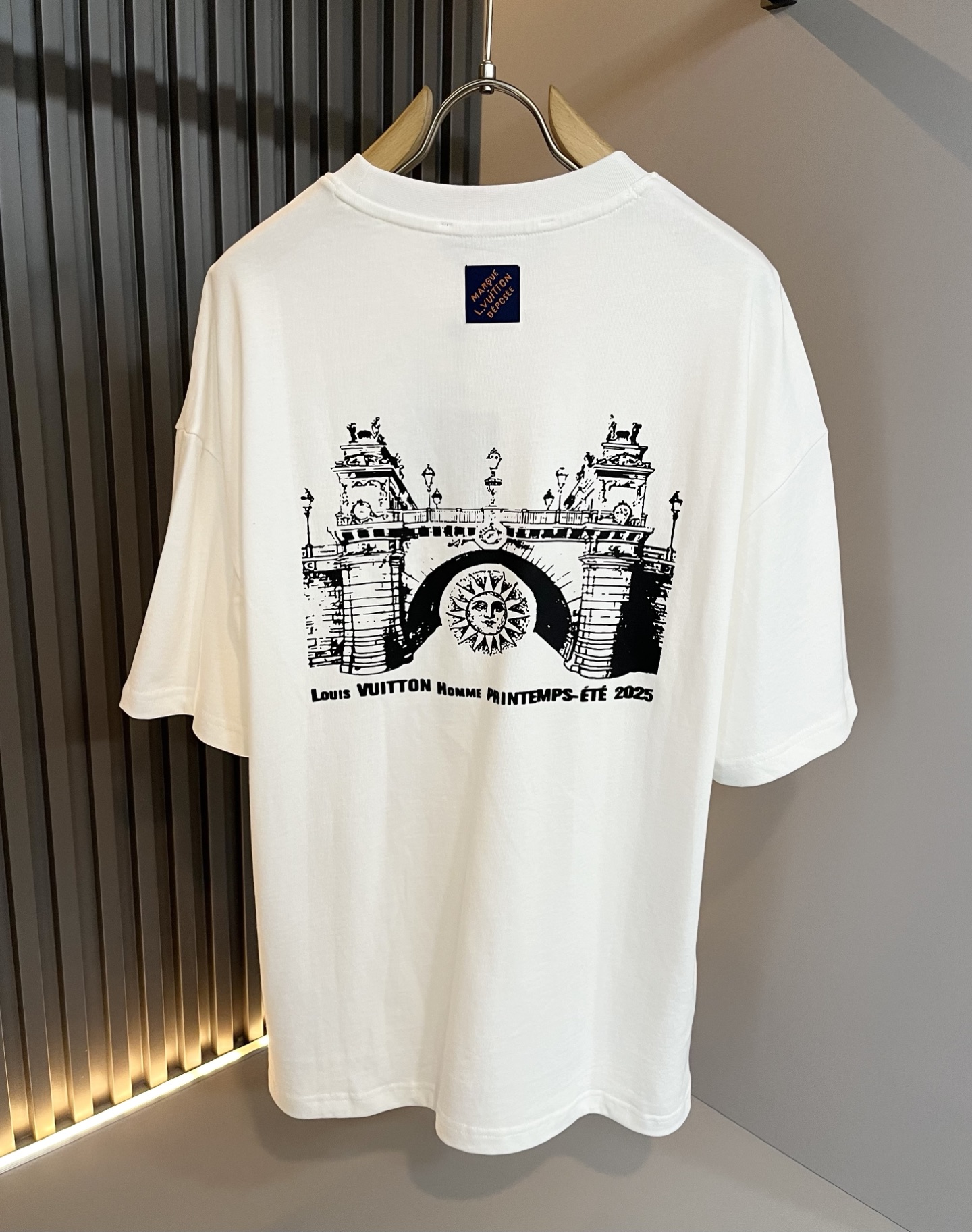  LouisVuitt*路易*登 2025春夏全新系列单品上线，非常时髦前卫的一款男女同款休闲套装，标识