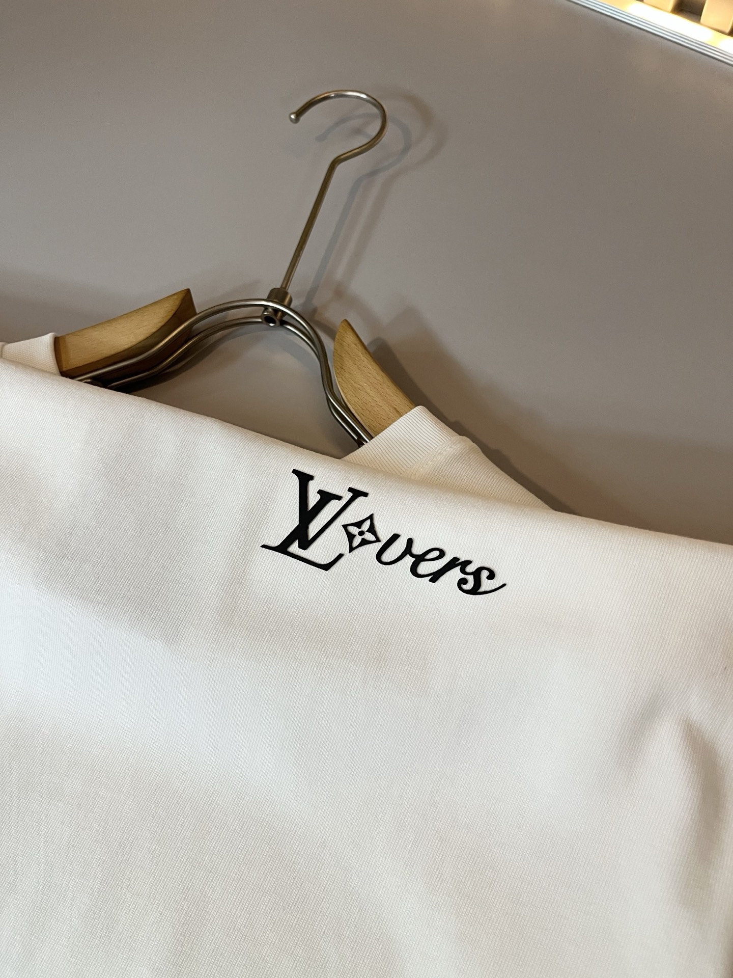  LouisVuitt*路易*登 2025春夏全新系列单品上线，非常时髦前卫的一款男女同款休闲套装，标识