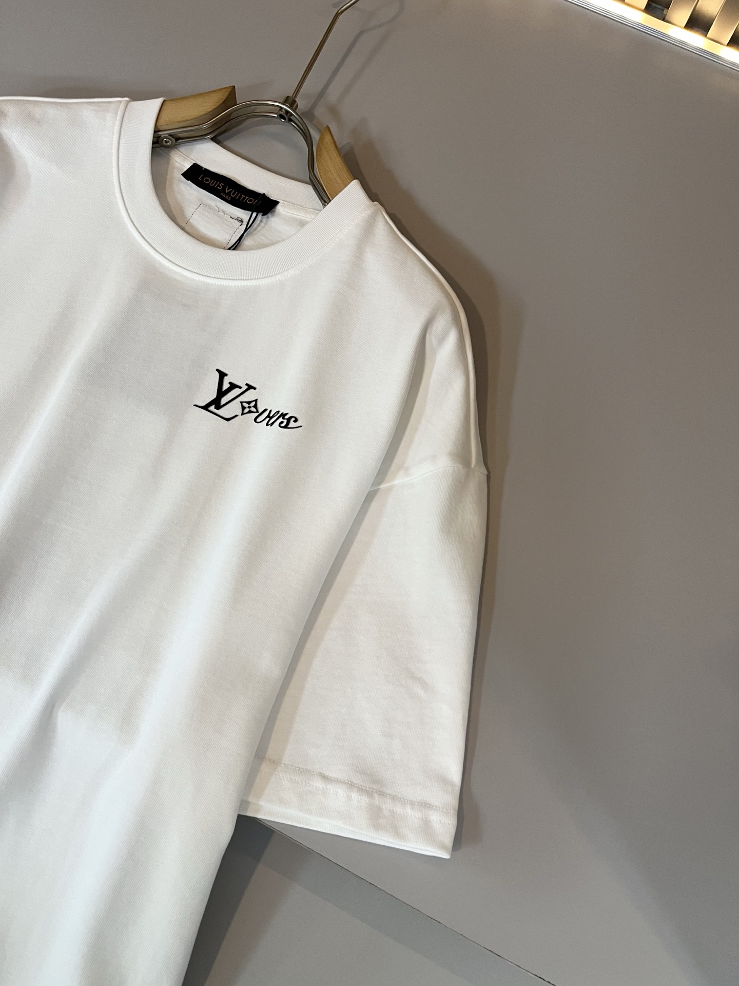  LouisVuitt*路易*登 2025春夏全新系列单品上线，非常时髦前卫的一款男女同款休闲套装，标识