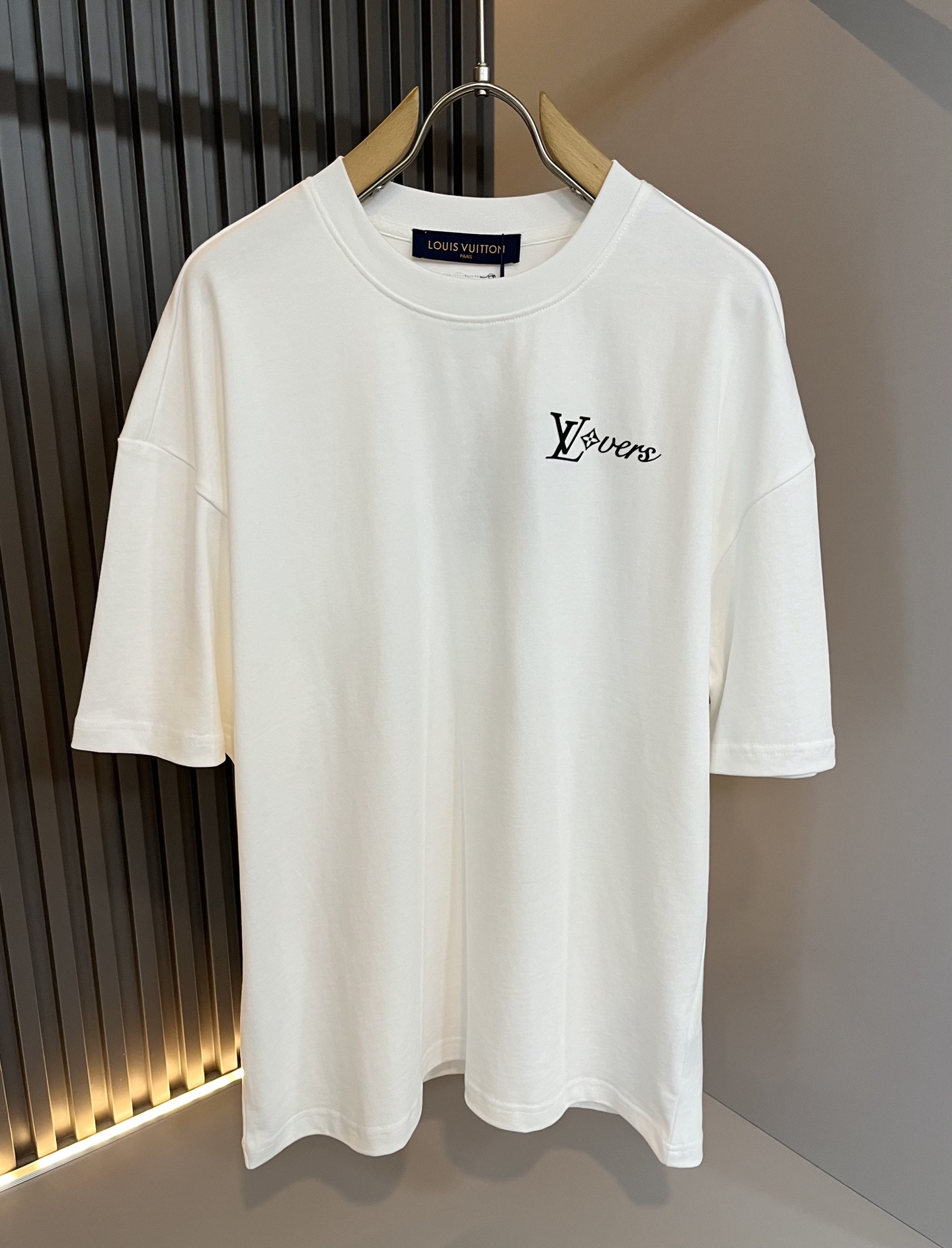  LouisVuitt*路易*登 2025春夏全新系列单品上线，非常时髦前卫的一款男女同款休闲套装，标识