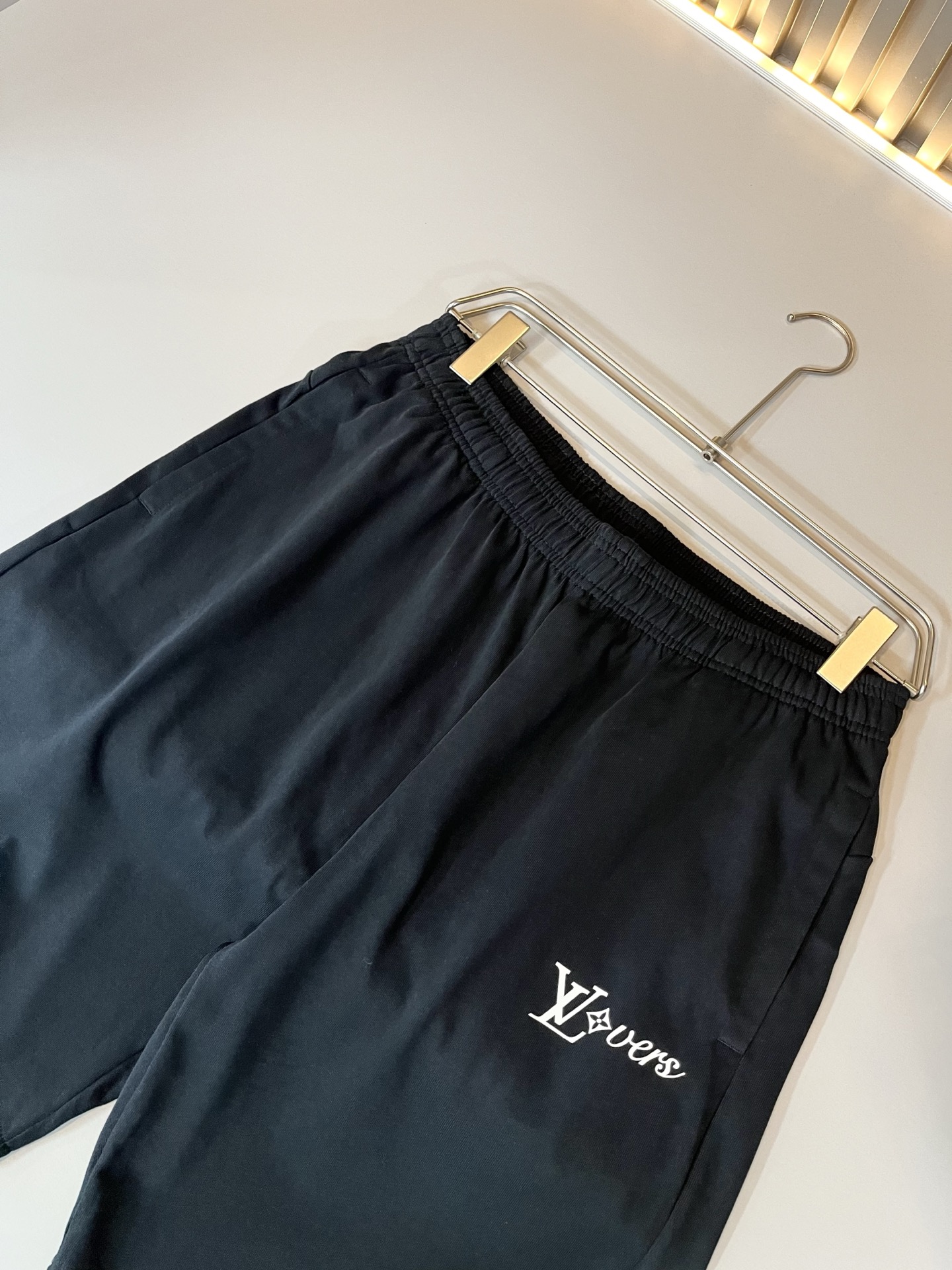  LouisVuitt*路易*登 2025春夏全新系列单品上线，非常时髦前卫的一款男女同款休闲套装，标识