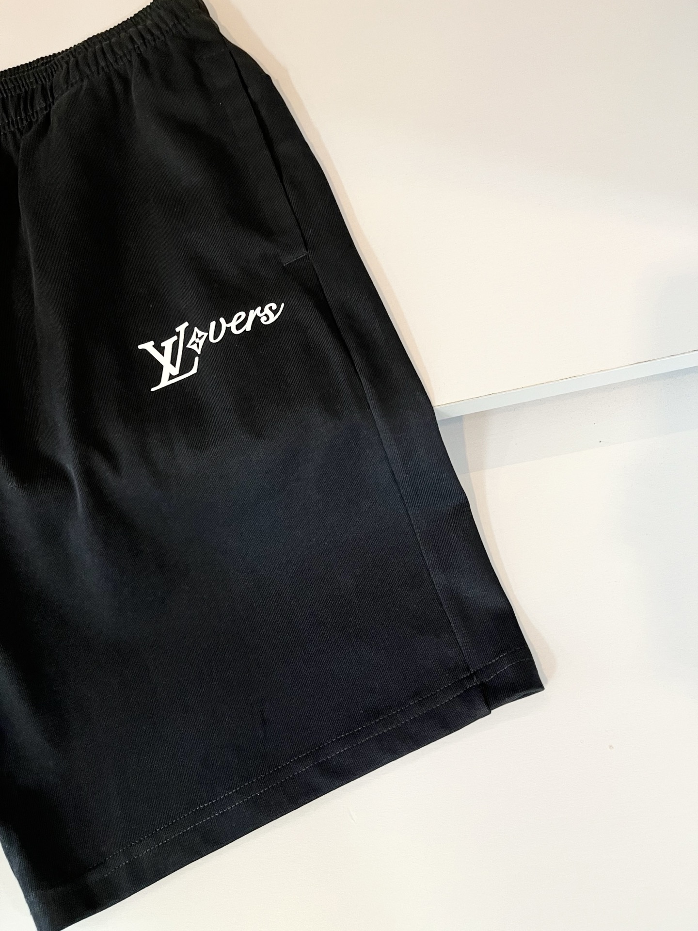  LouisVuitt*路易*登 2025春夏全新系列单品上线，非常时髦前卫的一款男女同款休闲套装，标识