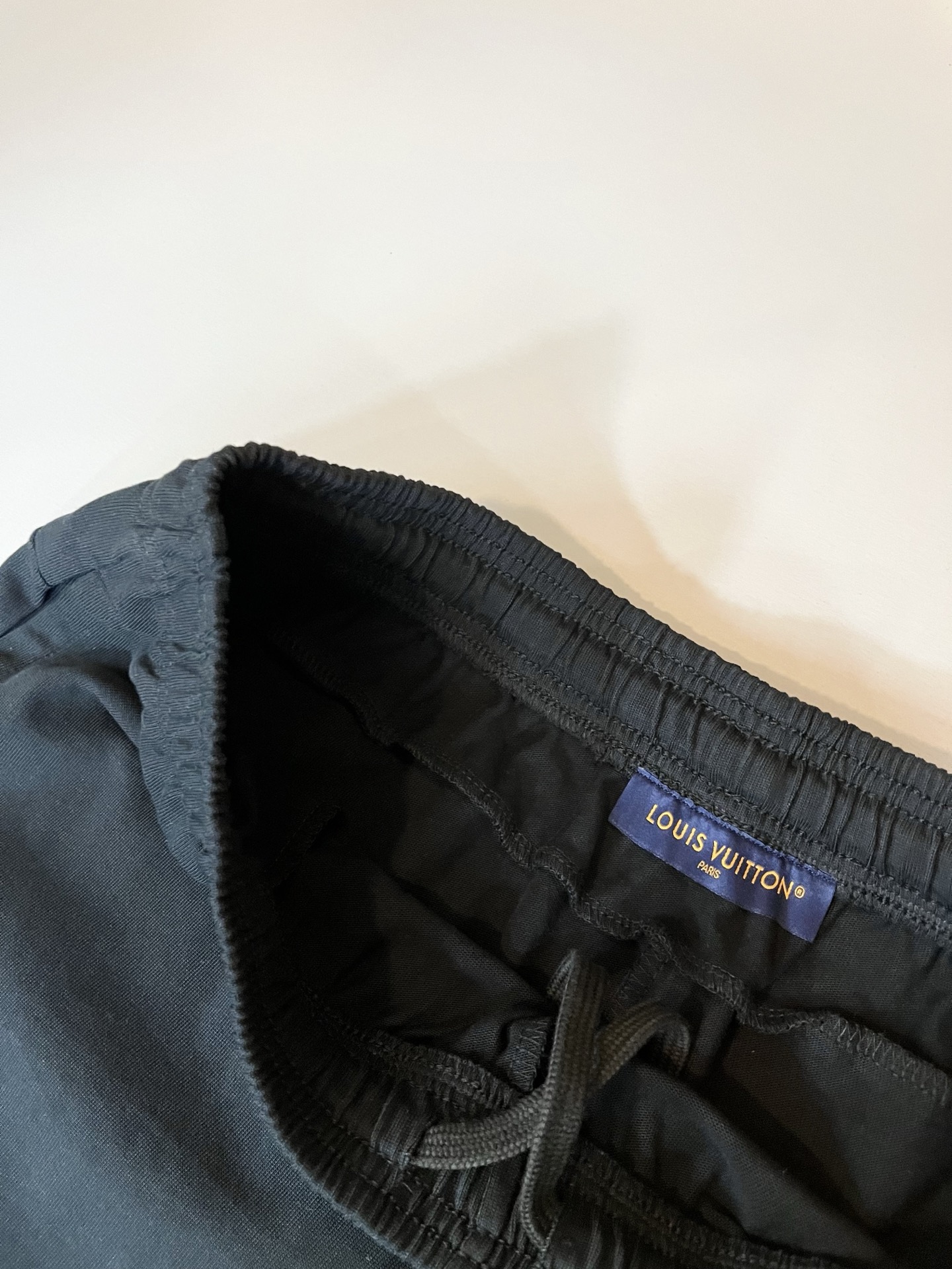  LouisVuitt*路易*登 2025春夏全新系列单品上线，非常时髦前卫的一款男女同款休闲套装，标识