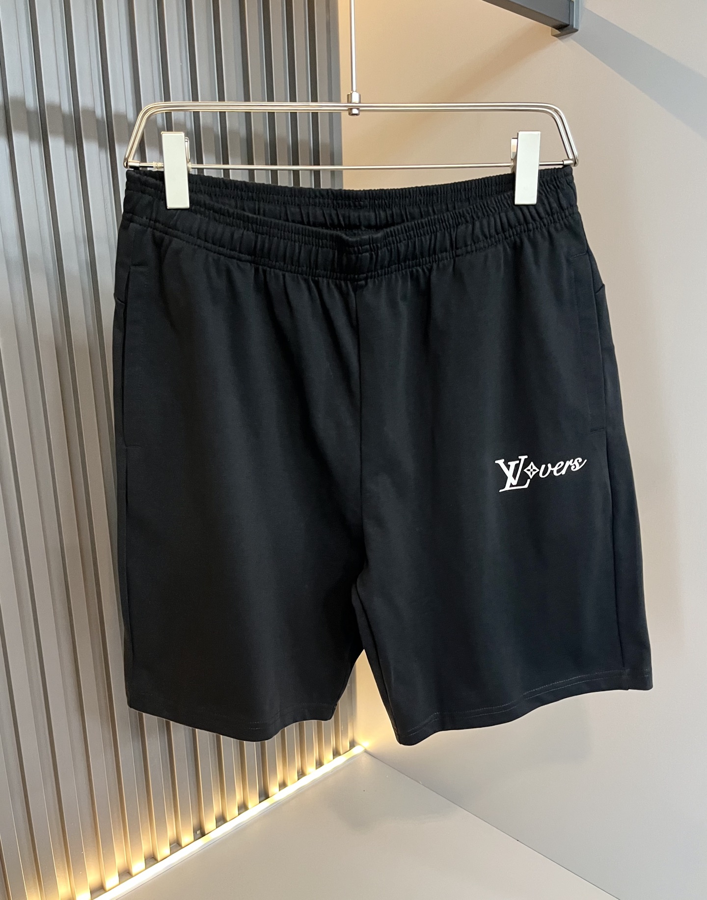  LouisVuitt*路易*登 2025春夏全新系列单品上线，非常时髦前卫的一款男女同款休闲套装，标识