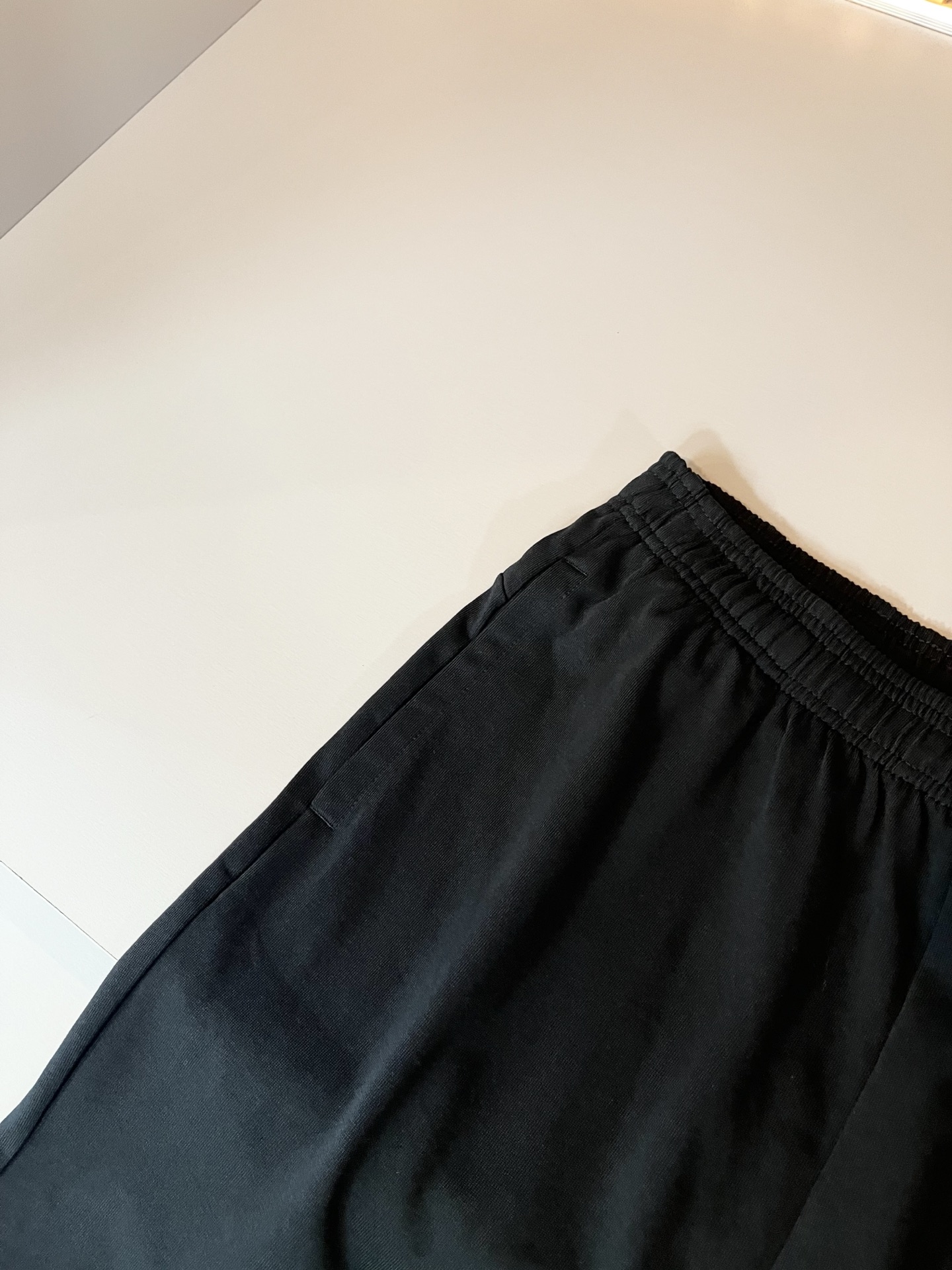  LouisVuitt*路易*登 2025春夏全新系列单品上线，非常时髦前卫的一款男女同款休闲套装，标识