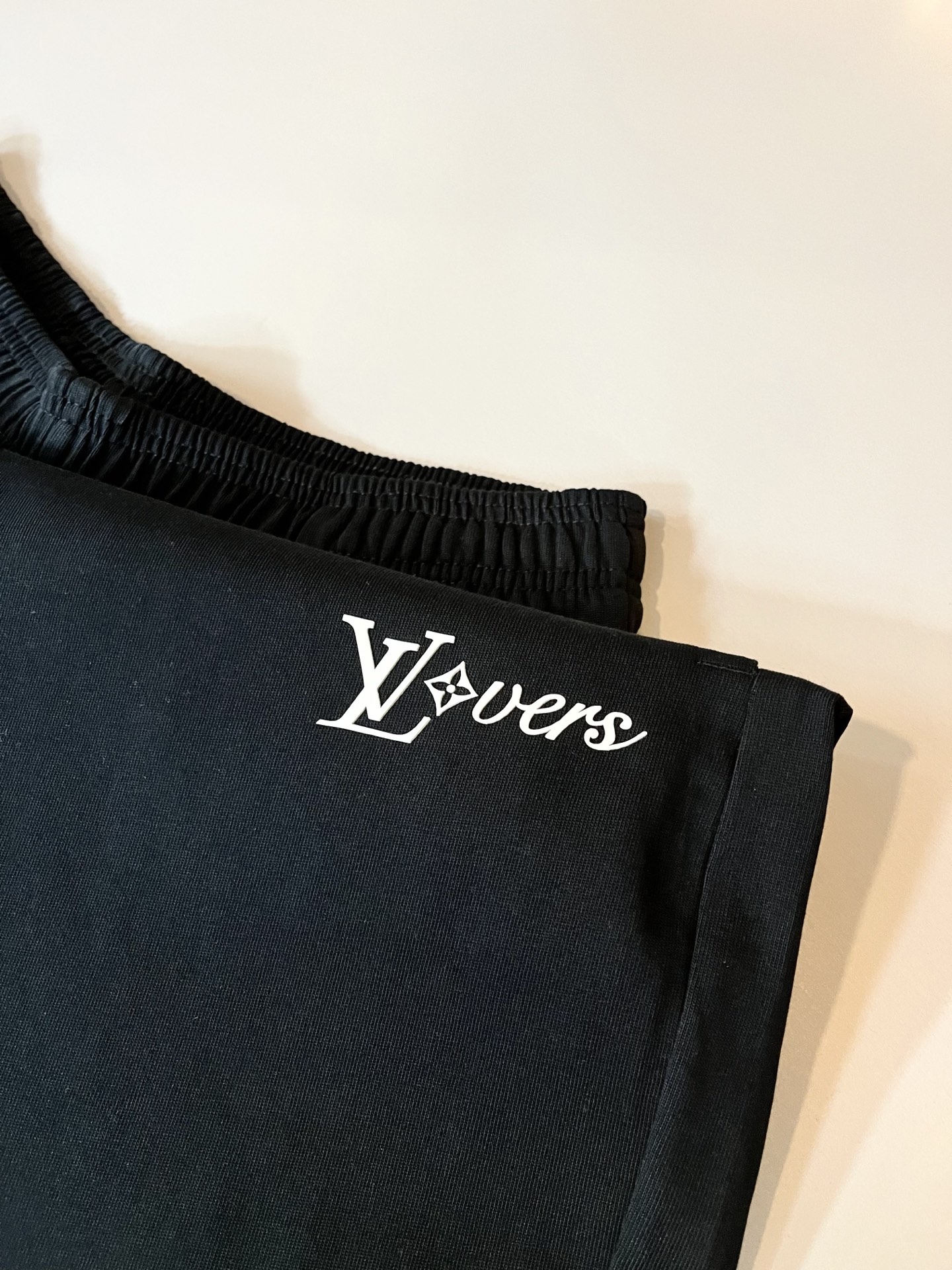  LouisVuitt*路易*登 2025春夏全新系列单品上线，非常时髦前卫的一款男女同款休闲套装，标识