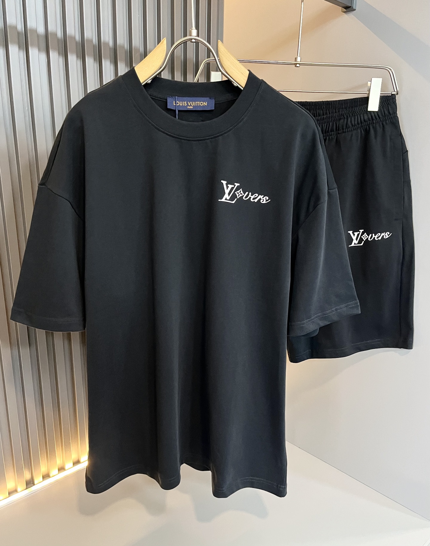  LouisVuitt*路易*登 2025春夏全新系列单品上线，非常时髦前卫的一款男女同款休闲套装，标识