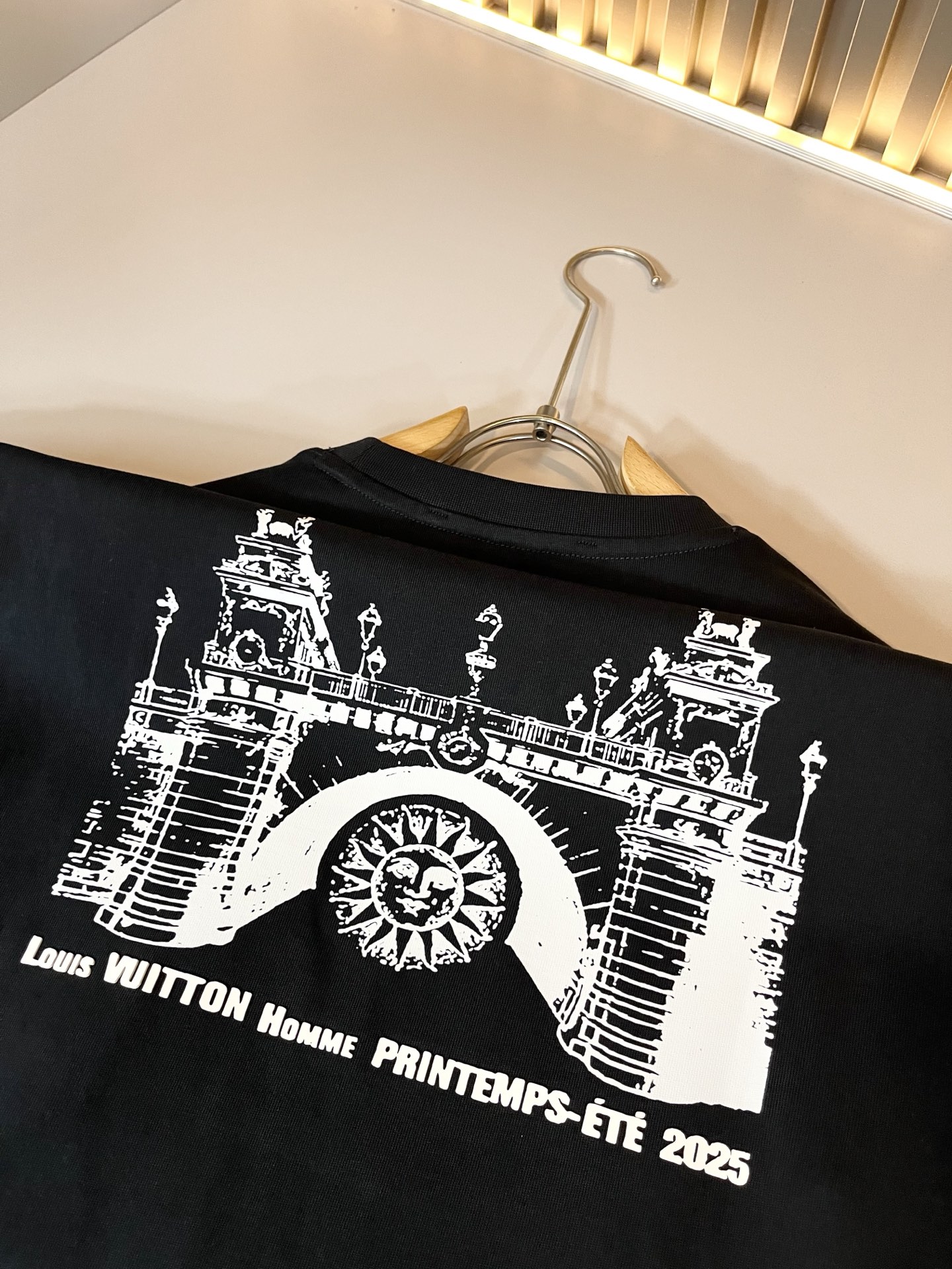  LouisVuitt*路易*登 2025春夏全新系列单品上线，非常时髦前卫的一款男女同款休闲套装，标识