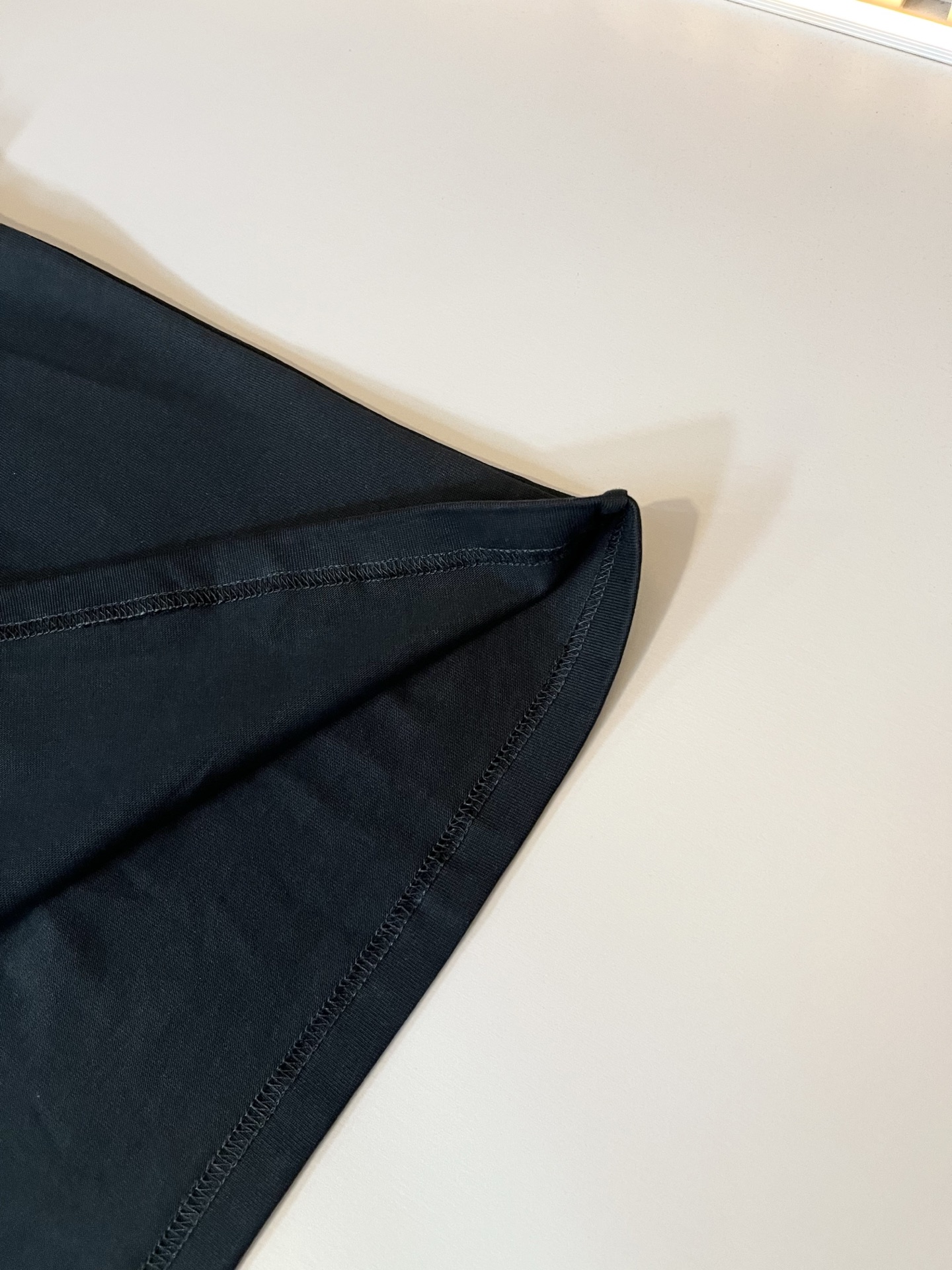  LouisVuitt*路易*登 2025春夏全新系列单品上线，非常时髦前卫的一款男女同款休闲套装，标识