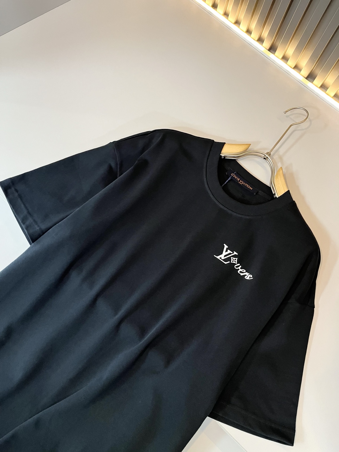  LouisVuitt*路易*登 2025春夏全新系列单品上线，非常时髦前卫的一款男女同款休闲套装，标识