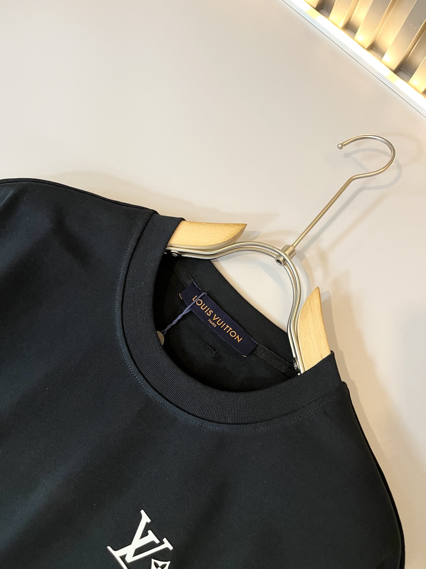  LouisVuitt*路易*登 2025春夏全新系列单品上线，非常时髦前卫的一款男女同款休闲套装，标识