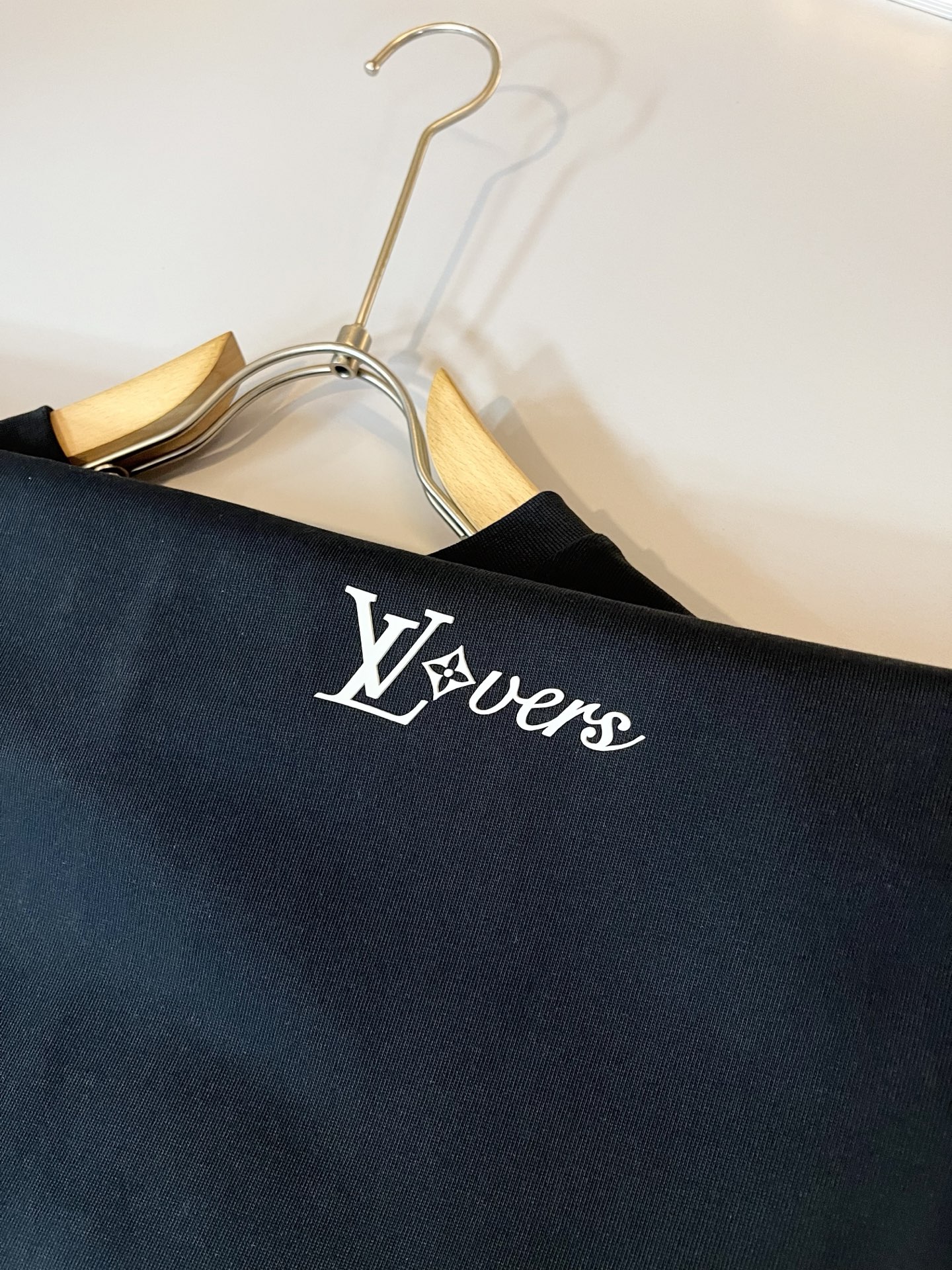  LouisVuitt*路易*登 2025春夏全新系列单品上线，非常时髦前卫的一款男女同款休闲套装，标识