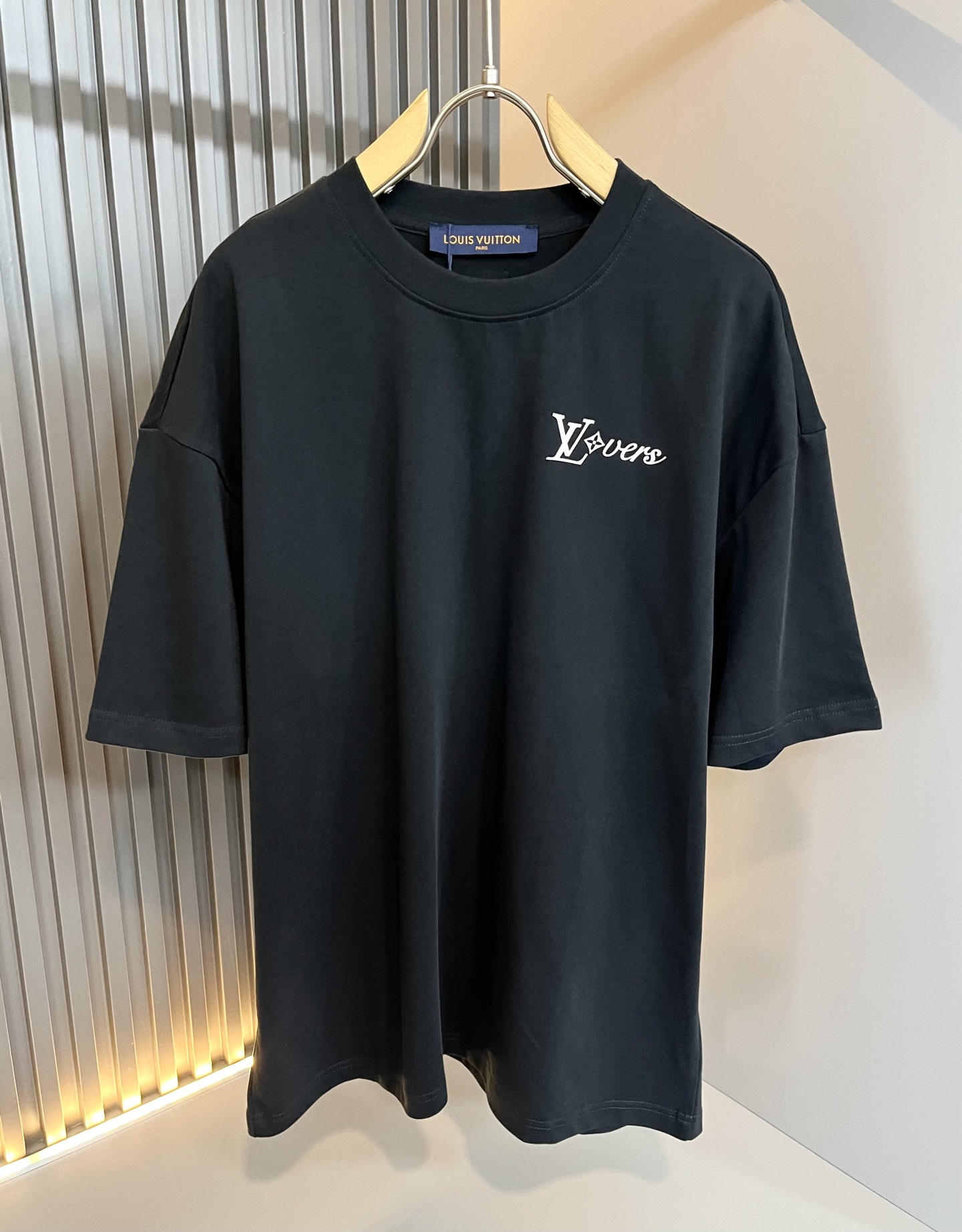  LouisVuitt*路易*登 2025春夏全新系列单品上线，非常时髦前卫的一款男女同款休闲套装，标识