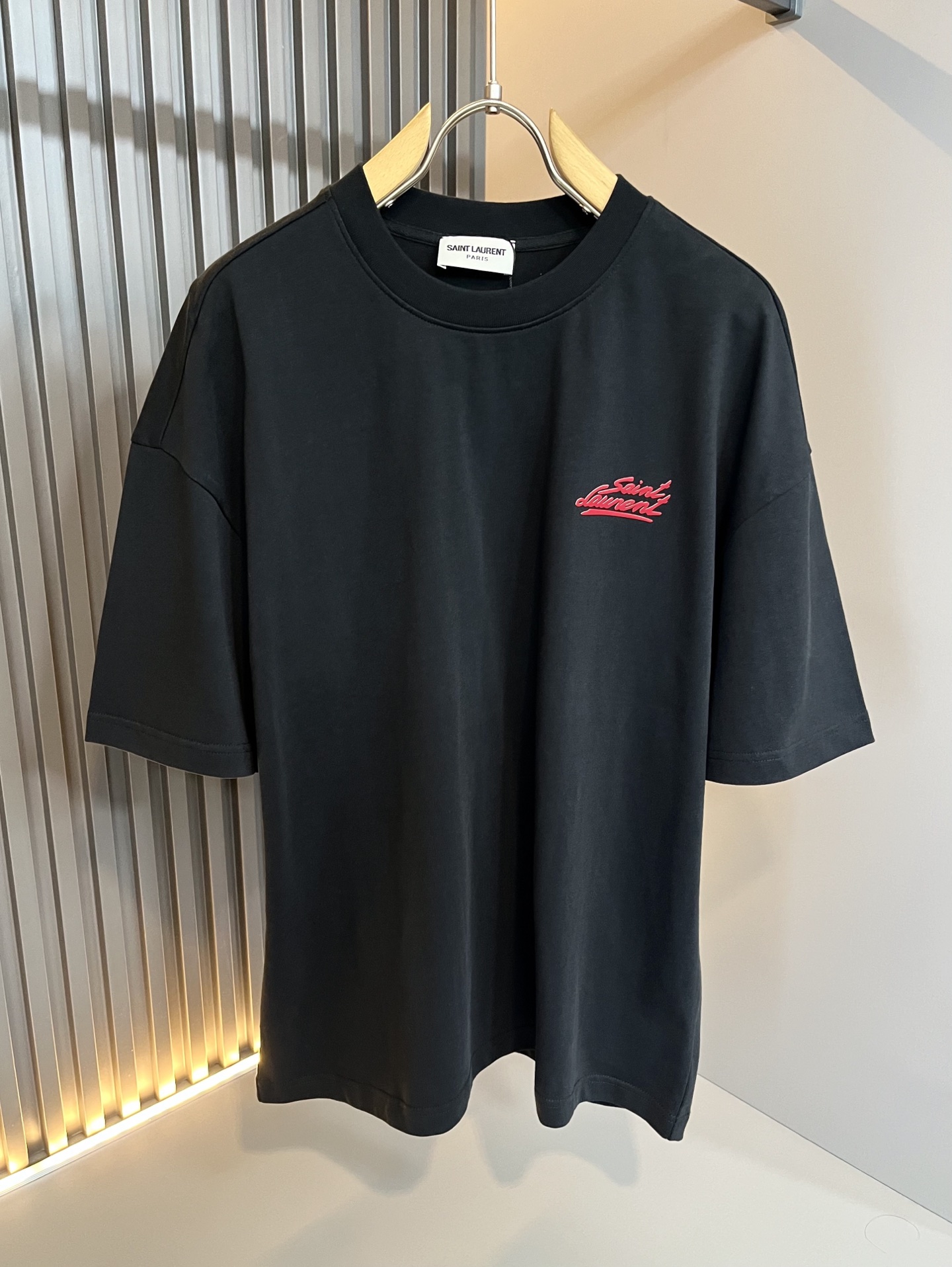 NO:445054,SAINT LAURE*T Saint Laurent Spring and summer new men and women's same casual suit, trendy light luxury new products debut, original single replica product, high-end quality, highest version of the market, Milan fashion designer model, sneak peek, exclusive on-site sale; original exclusive cotton fabrics are available for customers!  Simple and elegant front and back, the letter logo is designed with glue pressing technology!  The upper body effect is excellent, and the comfortable and close body show your temperament!  Code number M-2XL, saint laurent, saint laurent, alexander wang19860909SAINT LAURE*T 圣罗兰 春夏新款男女同款休闲套装,潮流轻奢新品登场 原单复刻产物 高端品质 市场最高版本 米兰时装设计师款 先睹为快,独家现货发售；客供原版专属纯棉面料！前后简单大气精致字母logo压胶工艺设计！上身效果超赞,舒适贴身彰显气质！码数M-2XL,,saint laurent,saint laurent,alexander wang,Men's clothing