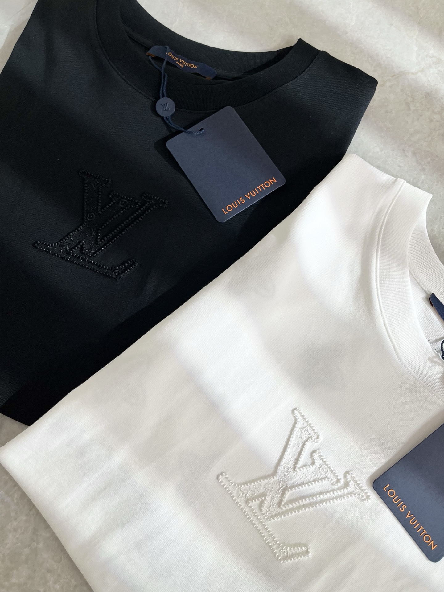   LouisVuitt*路易*登 2025春夏全新系列单品上线，非常时髦前卫的一款男女同款短袖T恤，标