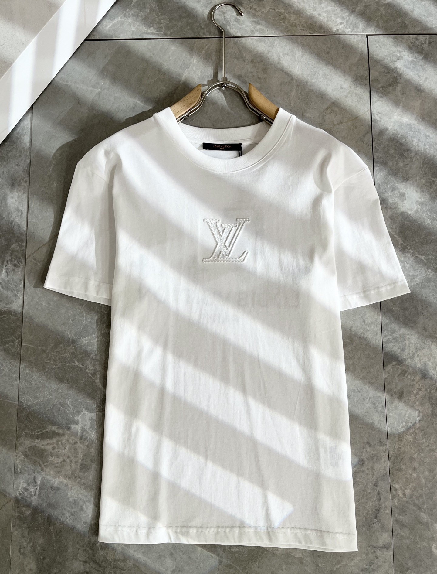   LouisVuitt*路易*登 2025春夏全新系列单品上线，非常时髦前卫的一款男女同款短袖T恤，标