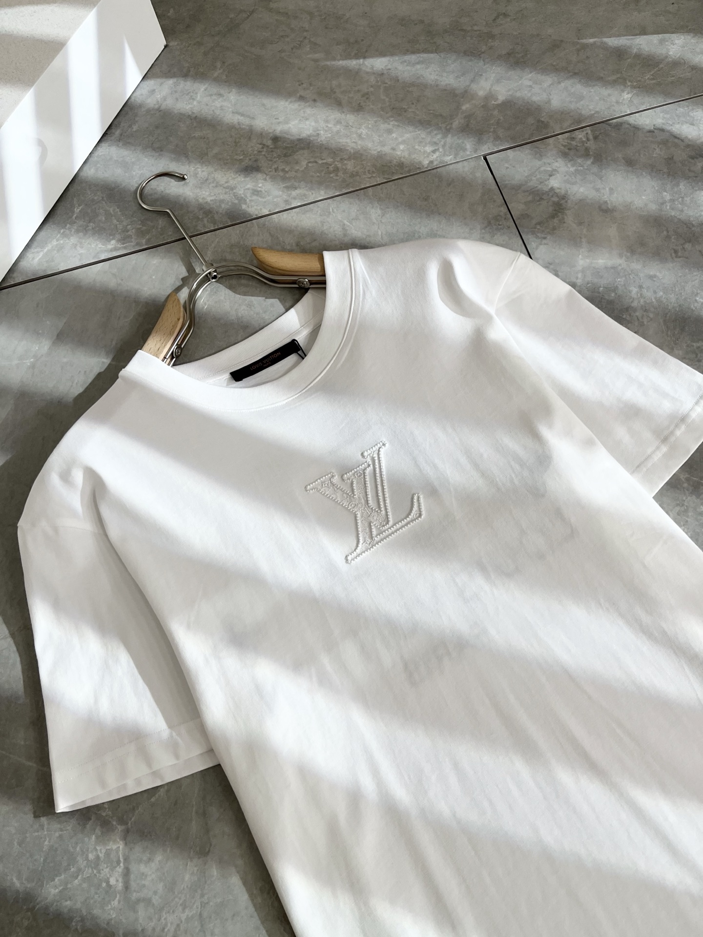   LouisVuitt*路易*登 2025春夏全新系列单品上线，非常时髦前卫的一款男女同款短袖T恤，标