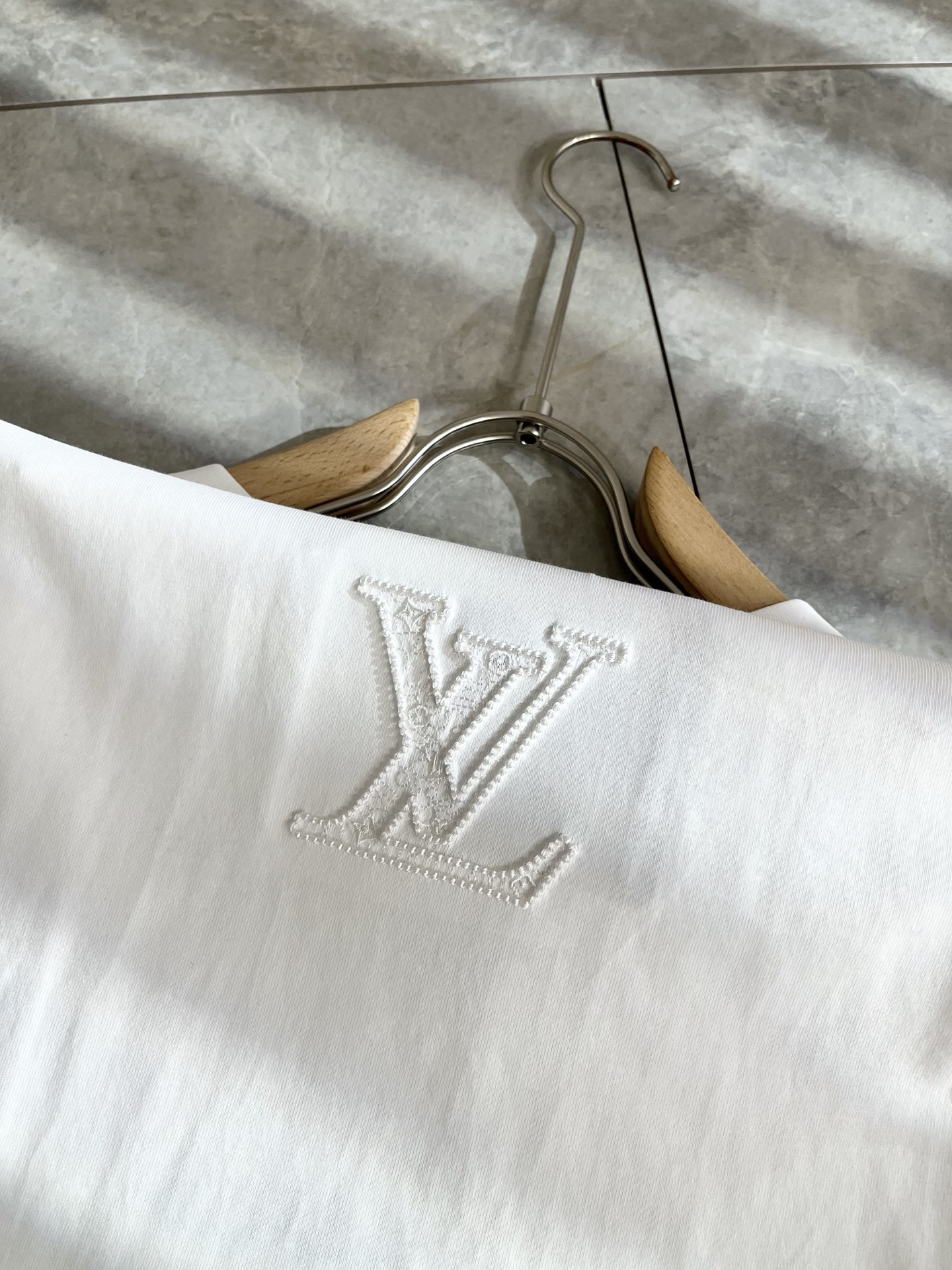   LouisVuitt*路易*登 2025春夏全新系列单品上线，非常时髦前卫的一款男女同款短袖T恤，标