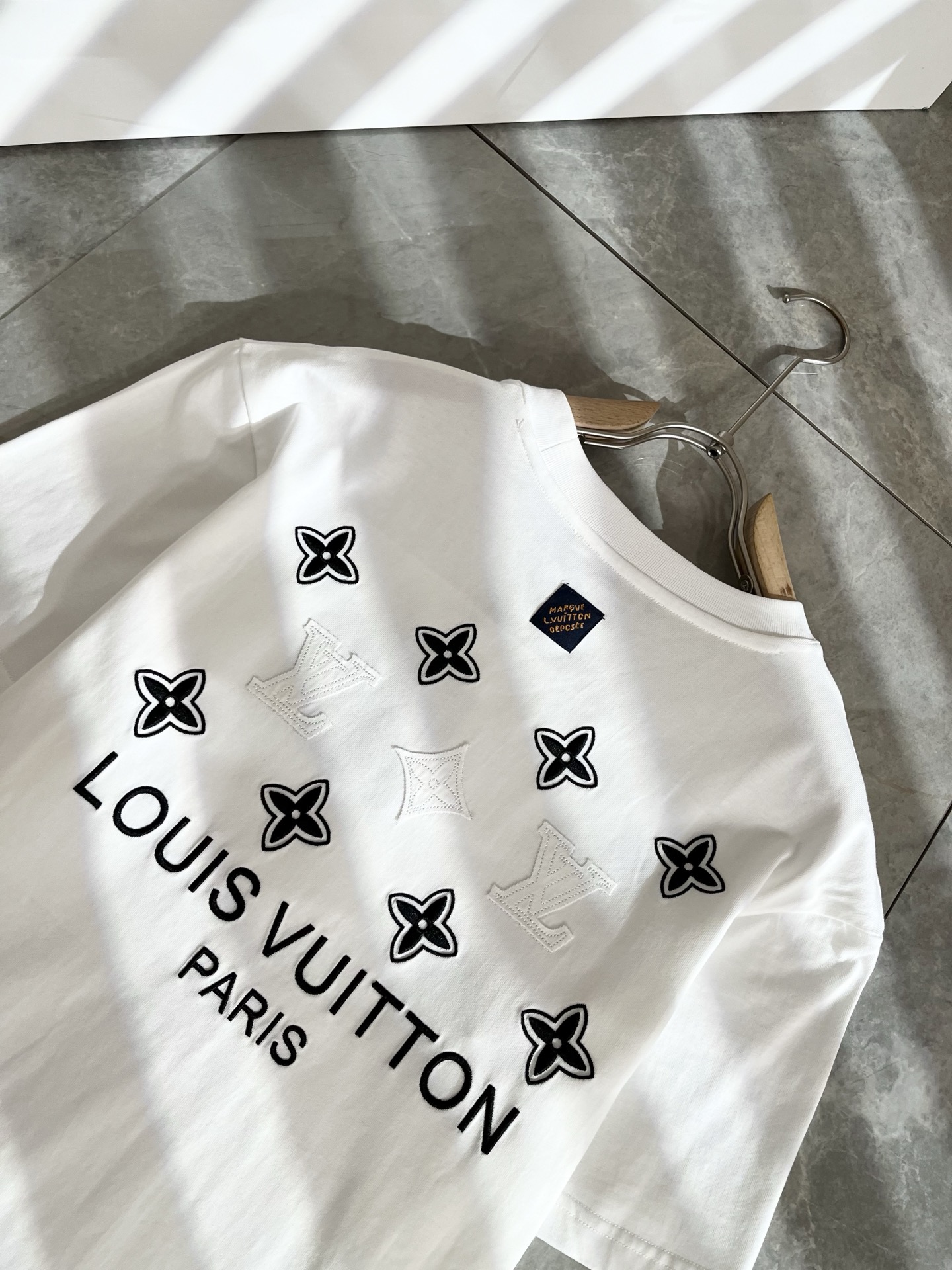   LouisVuitt*路易*登 2025春夏全新系列单品上线，非常时髦前卫的一款男女同款短袖T恤，标
