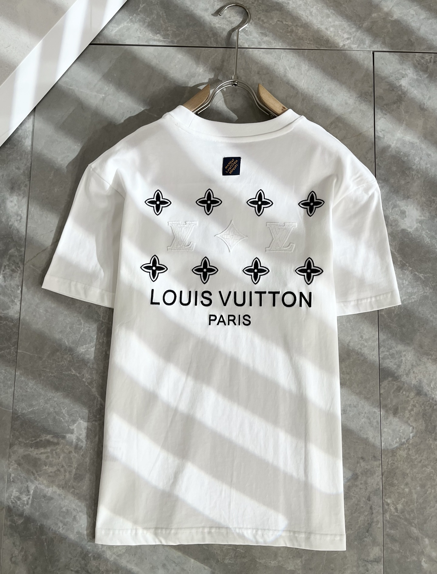   LouisVuitt*路易*登 2025春夏全新系列单品上线，非常时髦前卫的一款男女同款短袖T恤，标