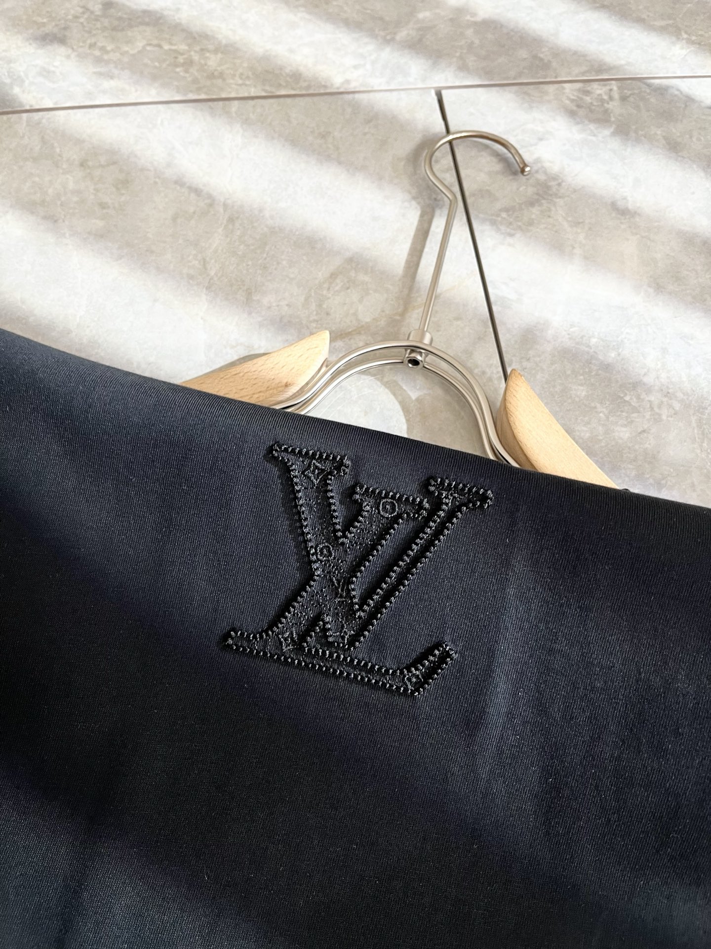   LouisVuitt*路易*登 2025春夏全新系列单品上线，非常时髦前卫的一款男女同款短袖T恤，标