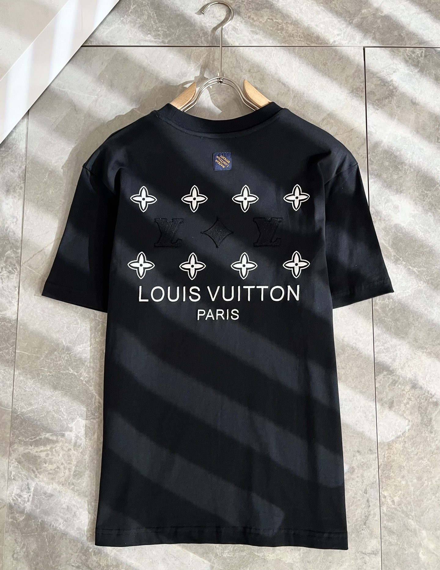   LouisVuitt*路易*登 2025春夏全新系列单品上线，非常时髦前卫的一款男女同款短袖T恤，标
