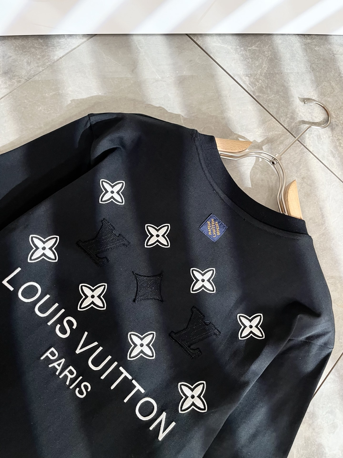   LouisVuitt*路易*登 2025春夏全新系列单品上线，非常时髦前卫的一款男女同款短袖T恤，标