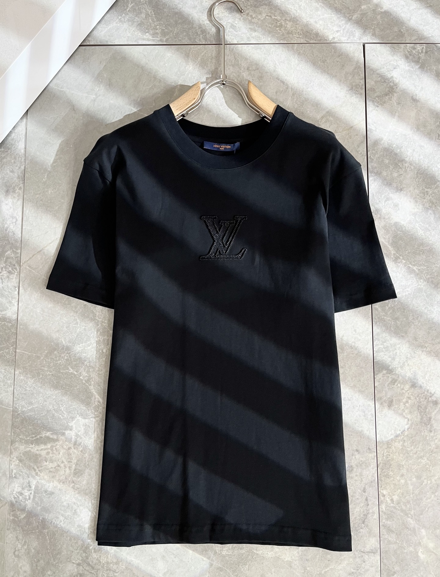   LouisVuitt*路易*登 2025春夏全新系列单品上线，非常时髦前卫的一款男女同款短袖T恤，标