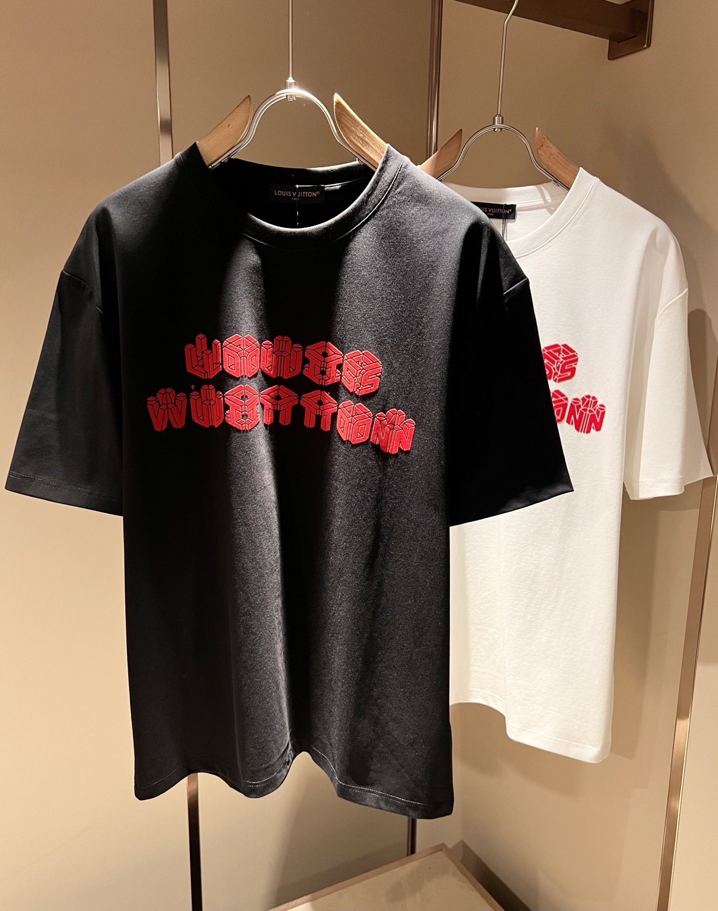 NO:445131,LouisVuitt*Louis*Deng The new spring and summer series of items are launched, a very fashionable and avant-garde short-sleeved T-shirt for men and women, with logo pattern velvet modification!  Different from the past, it declares the design concept of brand inheritance!  Its eye-catchingness is no less than any classic style, perfectly presenting the fashionable, high-end and luxurious feeling in front of the world!  Made of imported 260 grams of cotton, selected high-quality pure cotton fabrics, soft and soft to the touch, the real thing is definitely beyond your imagination, close to the body and breathable, even if you sweat profusely, you will not feel greasy or stuffy, and will bring sweating and moisture absorption to the extreme!  Size M-3XL, louis vuitton,louis vuitton,t-shirt,tees,t-shirt,alexander wang19860909LouisVuitt*路易*登 春夏全新系列单品上线,非常时髦前卫的一款男女同款短袖T恤,标识logo图案压绒修饰！区别于以往的不同,宣示品牌传承的设计理念！其吸睛度完全不亚于任何经典款式,将时髦高级感与奢华感完美呈现在世人眼前！客供进口260克全棉材质制成,精选优质纯棉面料,触感软糯亲肤细腻,实物到手绝对超乎你的想象,贴身无比舒适透气,即便是汗流浃背也不会有腻身及闷热感可言,将排汗吸湿性发挥到了极致！尺码M-3XL,,louis vuitton,louis vuitton,T-shirt,tees，t-shirt,alexander wang,Men's clothing