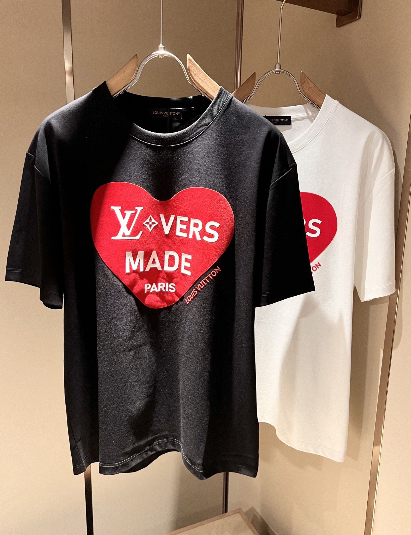 NO:445142,LouisVuitt*Louis*Deng The new spring and summer series of items are launched, a very fashionable and avant-garde short-sleeved T-shirt for men and women, with logo pattern velvet modification!  Different from the past, it declares the design concept of brand inheritance!  Its eye-catchingness is no less than any classic style, perfectly presenting the fashionable, high-end and luxurious feeling in front of the world!  Made of imported 260 grams of cotton, selected high-quality pure cotton fabrics, soft and soft to the touch, the real thing is definitely beyond your imagination, close to the body and breathable, even if you sweat profusely, you will not feel greasy or stuffy, and will bring sweating and moisture absorption to the extreme!  Size M-3XL, louis vuitton,louis vuitton,t-shirt,tees,t-shirt,alexander wang19860909LouisVuitt*路易*登 春夏全新系列单品上线,非常时髦前卫的一款男女同款短袖T恤,标识logo图案压绒修饰！区别于以往的不同,宣示品牌传承的设计理念！其吸睛度完全不亚于任何经典款式,将时髦高级感与奢华感完美呈现在世人眼前！客供进口260克全棉材质制成,精选优质纯棉面料,触感软糯亲肤细腻,实物到手绝对超乎你的想象,贴身无比舒适透气,即便是汗流浃背也不会有腻身及闷热感可言,将排汗吸湿性发挥到了极致！尺码M-3XL,,louis vuitton,louis vuitton,T-shirt,tees，t-shirt,alexander wang,Men's clothing