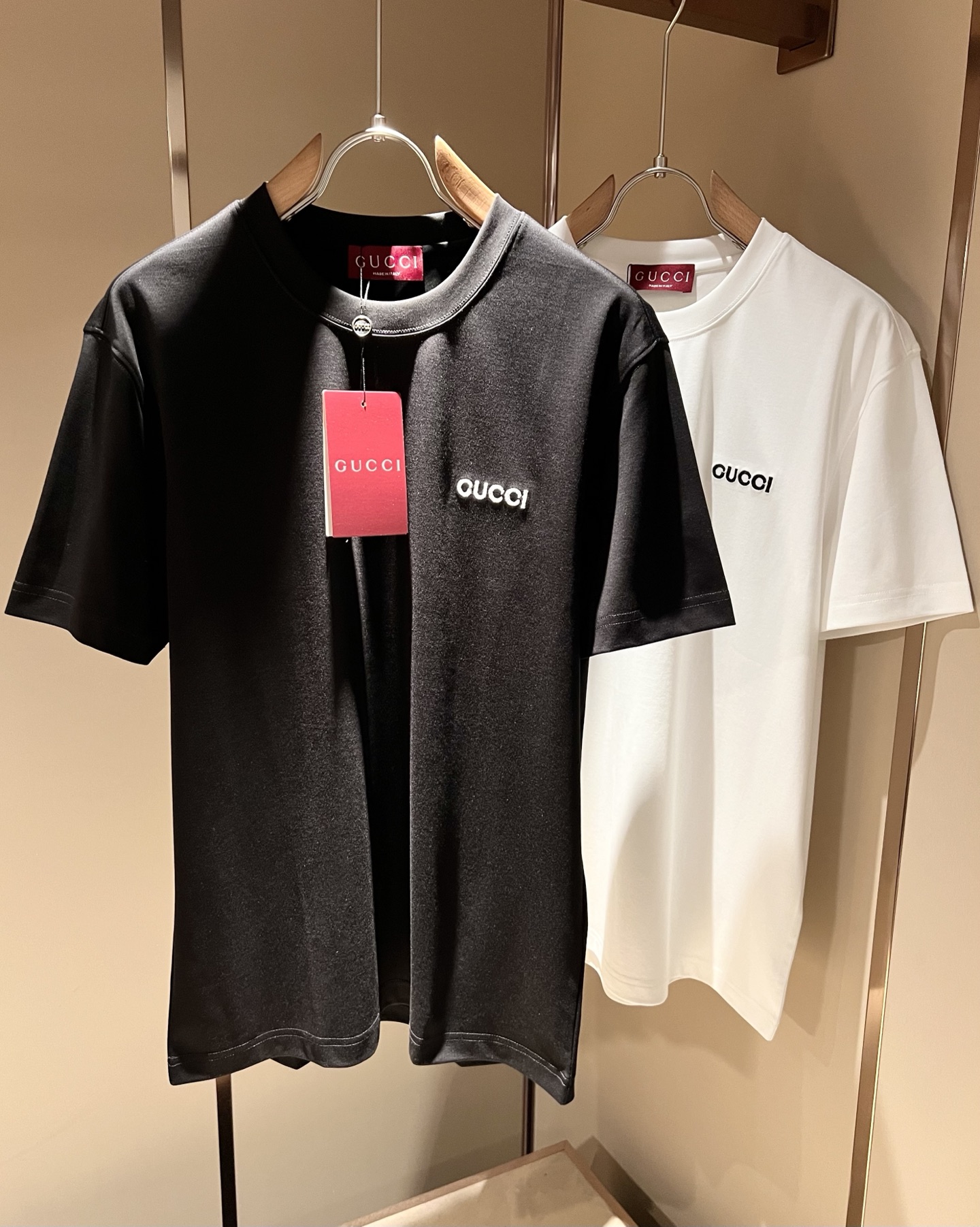 NO:445125,Gucc* Gujia Spring and summer new style for men and women and couples casual loose cotton round neck short-sleeved T-shirt!  Trading companies have sparse channels and are released on the official website at the same time!  The latest spring and summer series, classic fashion design elements, injecting full vitality into the new series. This T-shirt is carefully selected for imported cotton fabrics. The fabric feels skin-friendly and soft and delicate, and the body logo embroidery design!  It has an extremely comfortable and breathable wearing experience. The whole item is very eye-catching and fashionable, and is deeply loved by young people today!  The loose round neck cut is a neutral style regardless of age and gender, suitable for matching all the styles and looks you need in your daily life!  It is recommended to wear couple outfits to go out on the street to make it more pleasing to the eye!  Size S-2XL, gucci, gucci, T-shirt, tees, t-shirt, alexander wang19860909Gucc*古家 春夏新款男女同情侣款休闲宽松棉质圆领短袖T恤衫！贸易公司渠道稀出,同步官网发售 ！ 春夏最新系列,经典时尚设计元素,为全新系列注入满满活力,这款T恤衫用心甄选客供进口棉面料制成,面料手感亲肤柔软细腻,衣身logo刺绣设计！拥有着无比舒适透气性的穿着体验,整件单品极具吸睛度与时尚感,深受当下年轻人的喜爱！基础宽松的圆领版型裁剪,不分年龄与性别的中性款式,适合搭配你日常所需的所有风格与造型！建议搭配情侣装出街会更为养眼出色！尺码S-2XL,,gucci,gucci,T-shirt,tees，t-shirt,alexander wang,Men's clothing