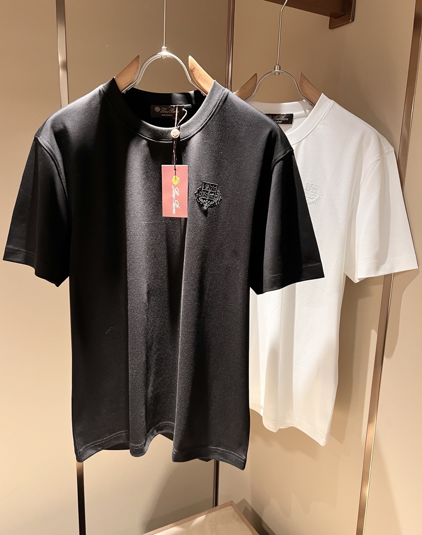 NO:445105,Loro Piana Nuoyou Pianya The latest trade order short-sleeved T-shirt for men in spring and summer, full quality!  !  Internet celebrity style!  Use logo pattern to press glue design!  The upper body is comfortable and breathable, not stiff, and the overall three-dimensional feeling is rich, with quality export orders, customized exclusive fabric tailoring to meet the simple needs of commuters for dressing. The upper body is very effective, it looks slim and not picky about the figure. The fabric workmanship... Improper, good craftsmanship can make you look good and tasteful, a must-have item for everyone!  Size S-2XL, loro piana, T-shirt,tees, t-shirt,alexander wang19860909Loro Piana诺悠翩雅 春夏男士最新的贸易订单短袖T恤,全品相！！网红款！采用logo图案压胶设计！上身舒适透气,不僵硬,整体有着丰富的立体感,品质出口订单,定制专属面料剪裁,满足通勤人们对于着装的简约需求,上身效果很好,显瘦,不挑剔身材.面料做工....无可挑剔,好工艺好面料才能穿出好品味一款,人手必备单品！尺码S-2XL,,loro piana,T-shirt,tees，t-shirt,alexander wang,Men's clothing