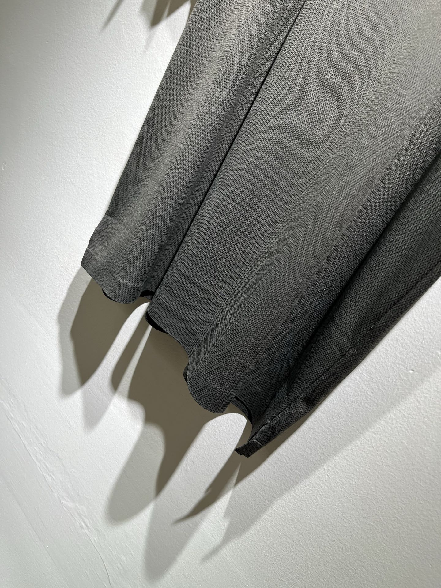  LouisVuitt*路易*登  2025春夏新品最新工艺短袖Polo衫，胸前logo图案压胶设计！代