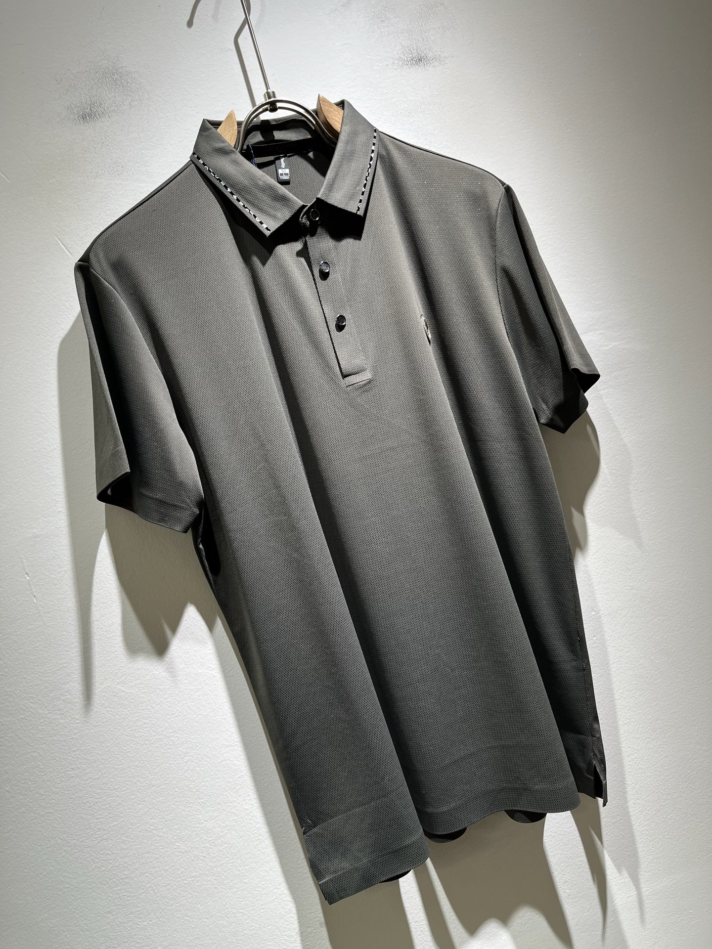  LouisVuitt*路易*登  2025春夏新品最新工艺短袖Polo衫，胸前logo图案压胶设计！代