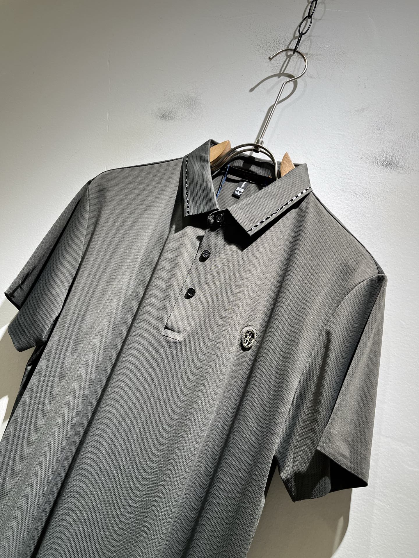  LouisVuitt*路易*登  2025春夏新品最新工艺短袖Polo衫，胸前logo图案压胶设计！代