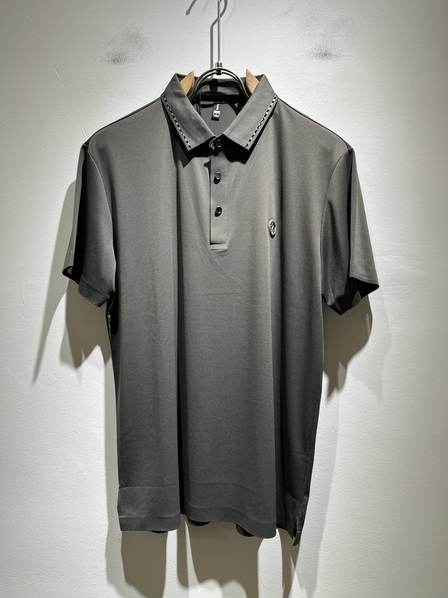  LouisVuitt*路易*登  2025春夏新品最新工艺短袖Polo衫，胸前logo图案压胶设计！代