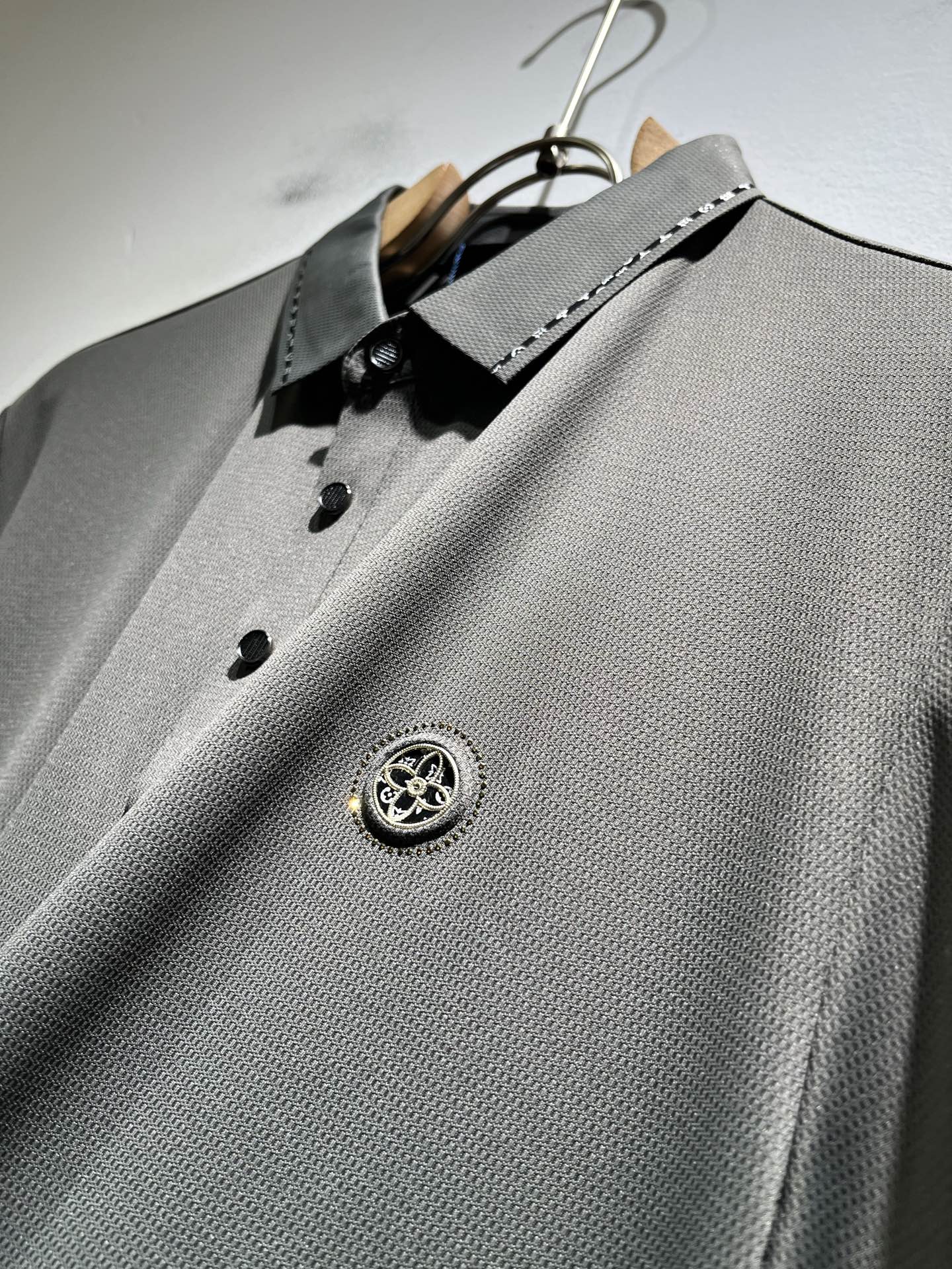  LouisVuitt*路易*登  2025春夏新品最新工艺短袖Polo衫，胸前logo图案压胶设计！代