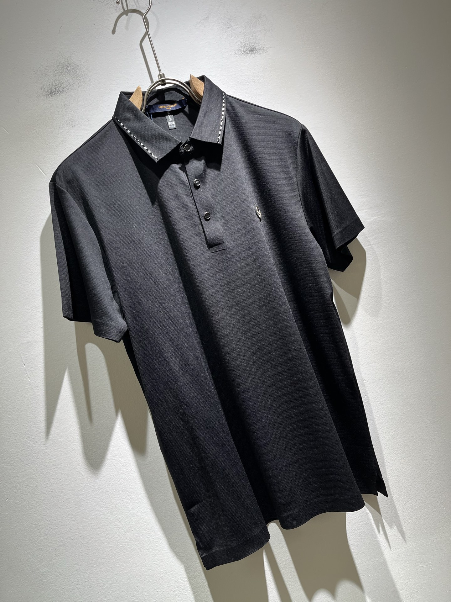  LouisVuitt*路易*登  2025春夏新品最新工艺短袖Polo衫，胸前logo图案压胶设计！代