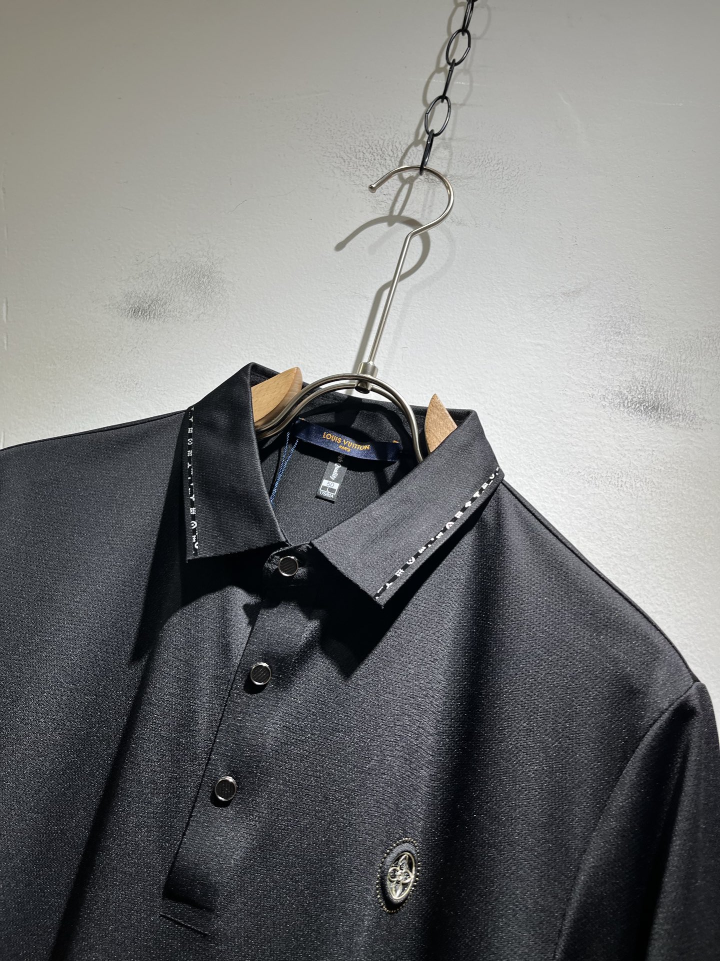  LouisVuitt*路易*登  2025春夏新品最新工艺短袖Polo衫，胸前logo图案压胶设计！代