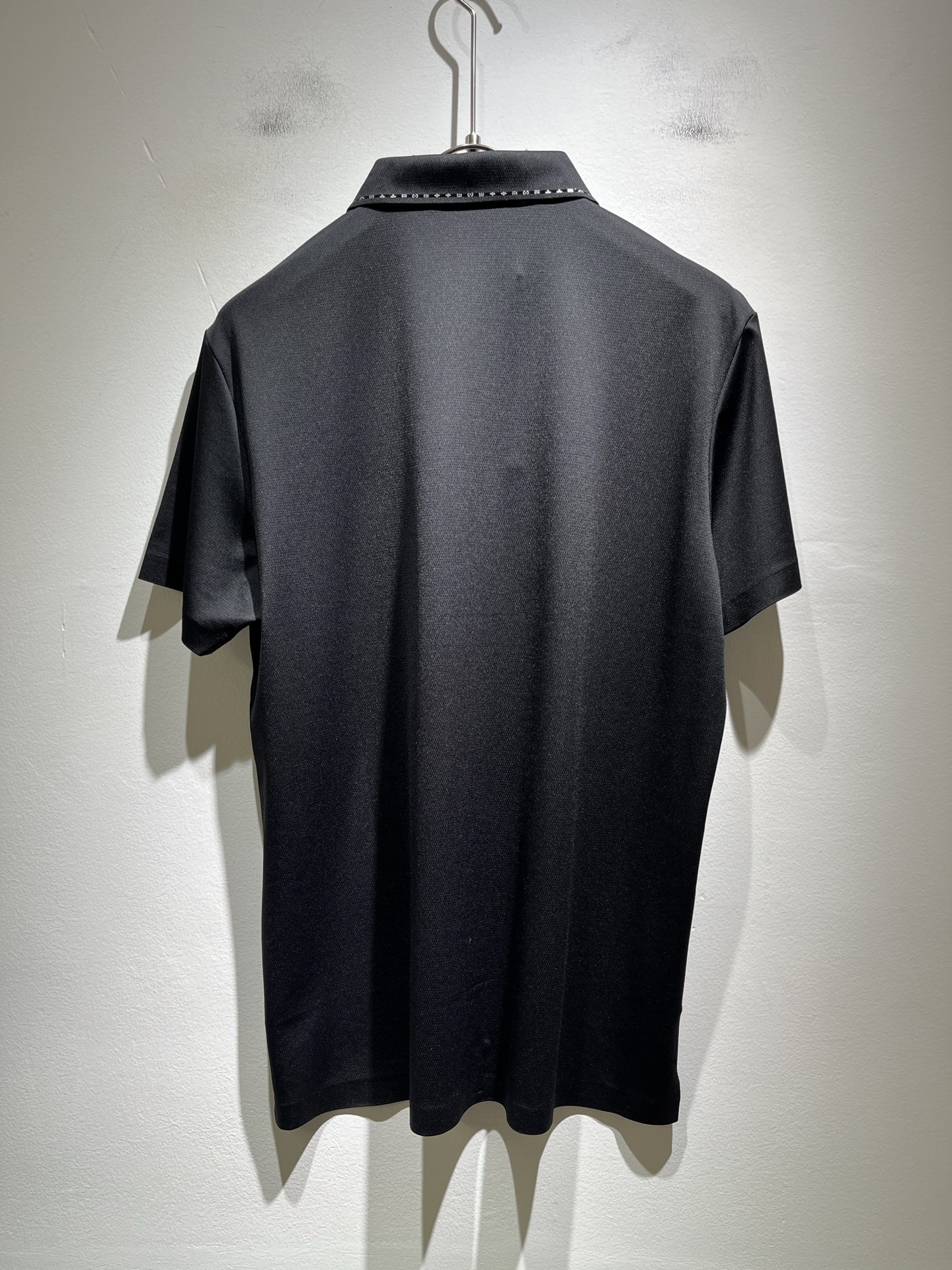  LouisVuitt*路易*登  2025春夏新品最新工艺短袖Polo衫，胸前logo图案压胶设计！代