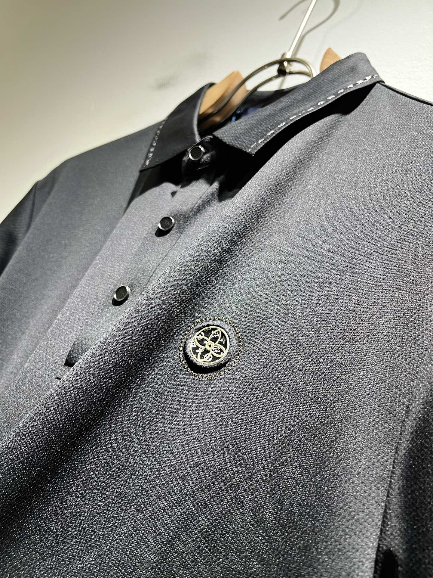  LouisVuitt*路易*登  2025春夏新品最新工艺短袖Polo衫，胸前logo图案压胶设计！代