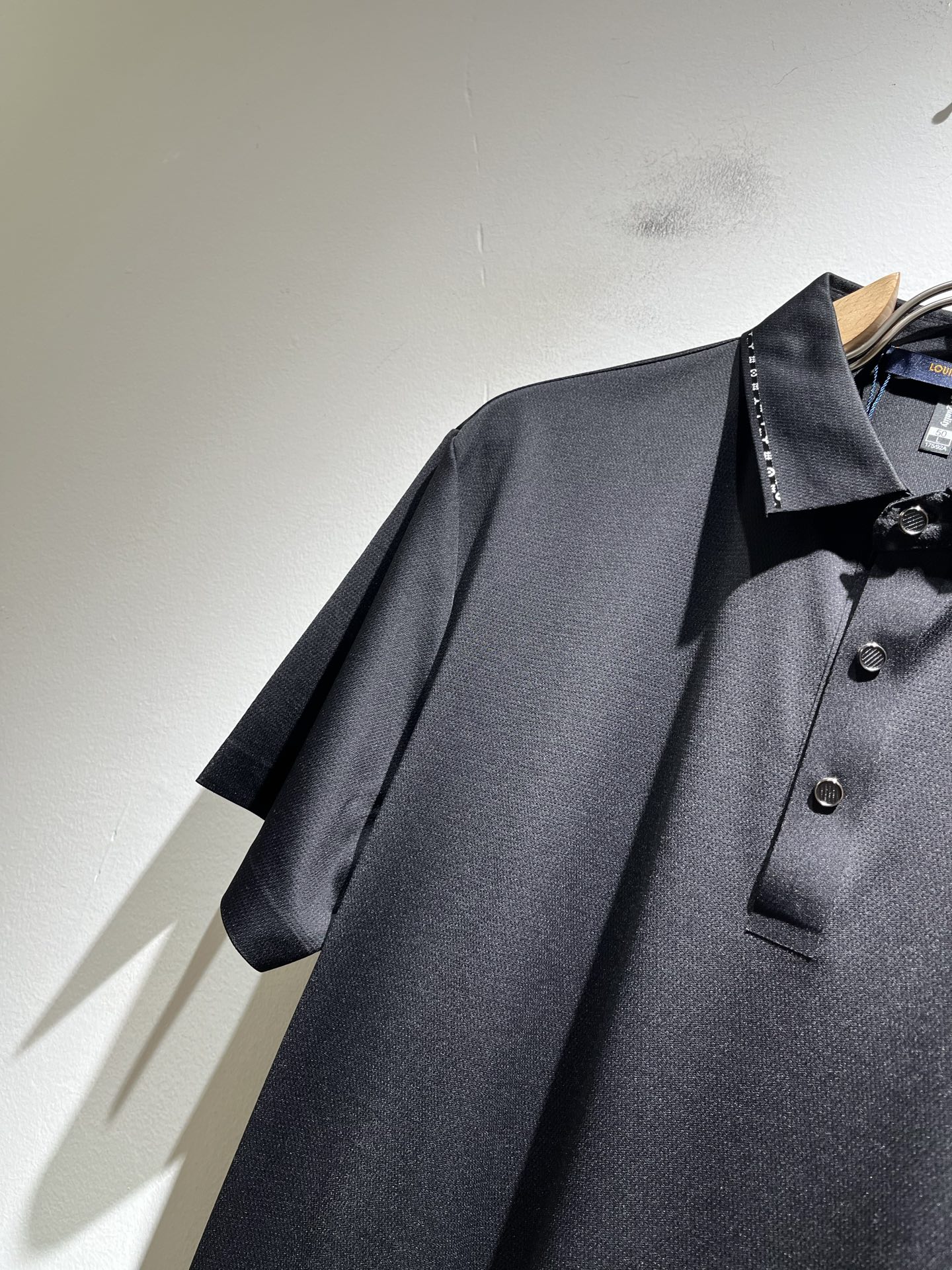  LouisVuitt*路易*登  2025春夏新品最新工艺短袖Polo衫，胸前logo图案压胶设计！代