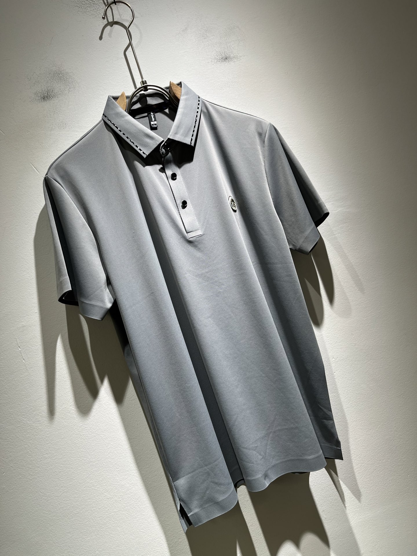  LouisVuitt*路易*登  2025春夏新品最新工艺短袖Polo衫，胸前logo图案压胶设计！代