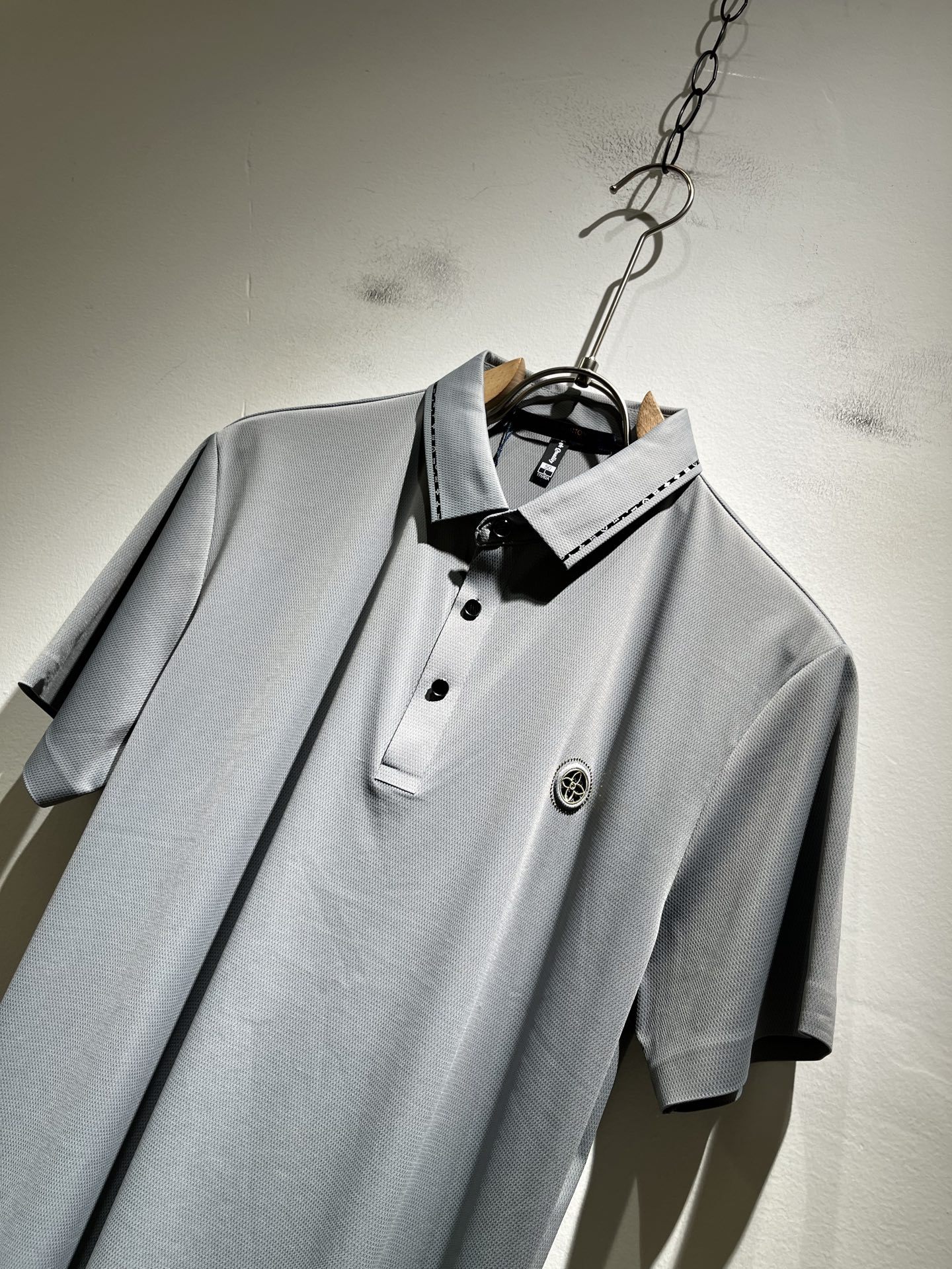  LouisVuitt*路易*登  2025春夏新品最新工艺短袖Polo衫，胸前logo图案压胶设计！代